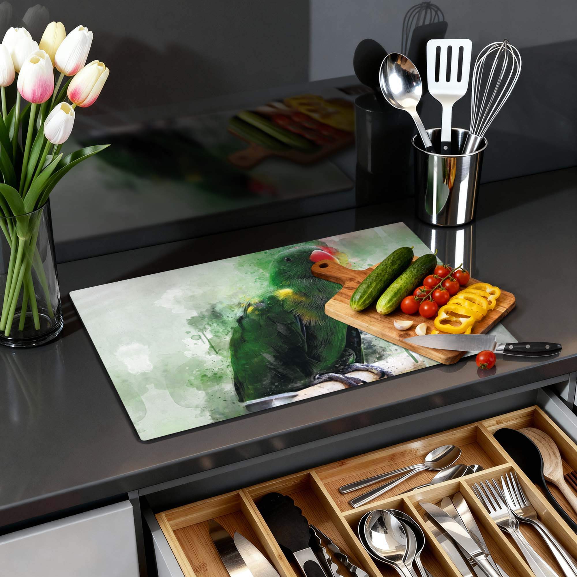 Jungle Parrot - Inductie Beschermer op keukenblad met groenten en bloemen.