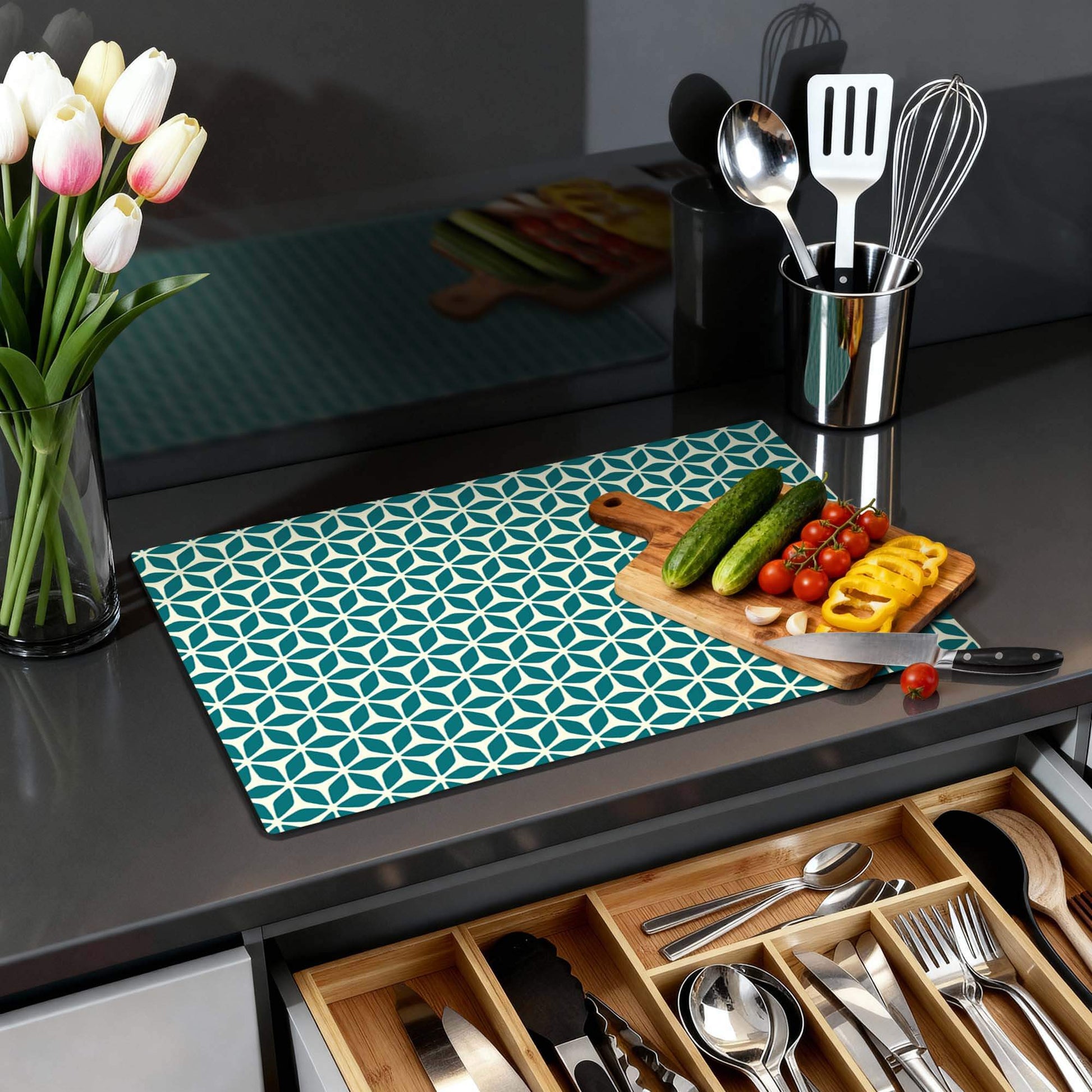 Emerald Bloom – Inductie Beschermer met geometrisch bloemmotief op keukentafel, groenten en bloemen.