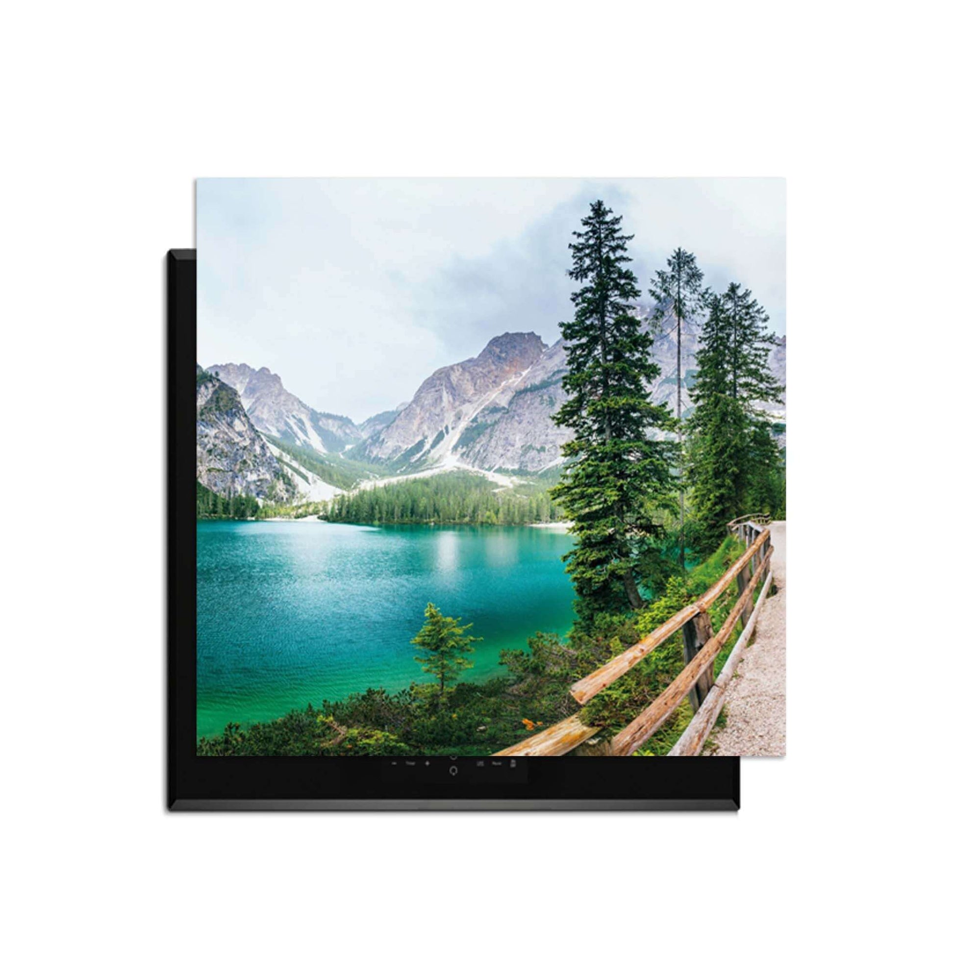 Emerald Lake Serenity - Induction Protector mit einer wunderschönen Naturansicht eines Bergsees und grünen Bäumen.