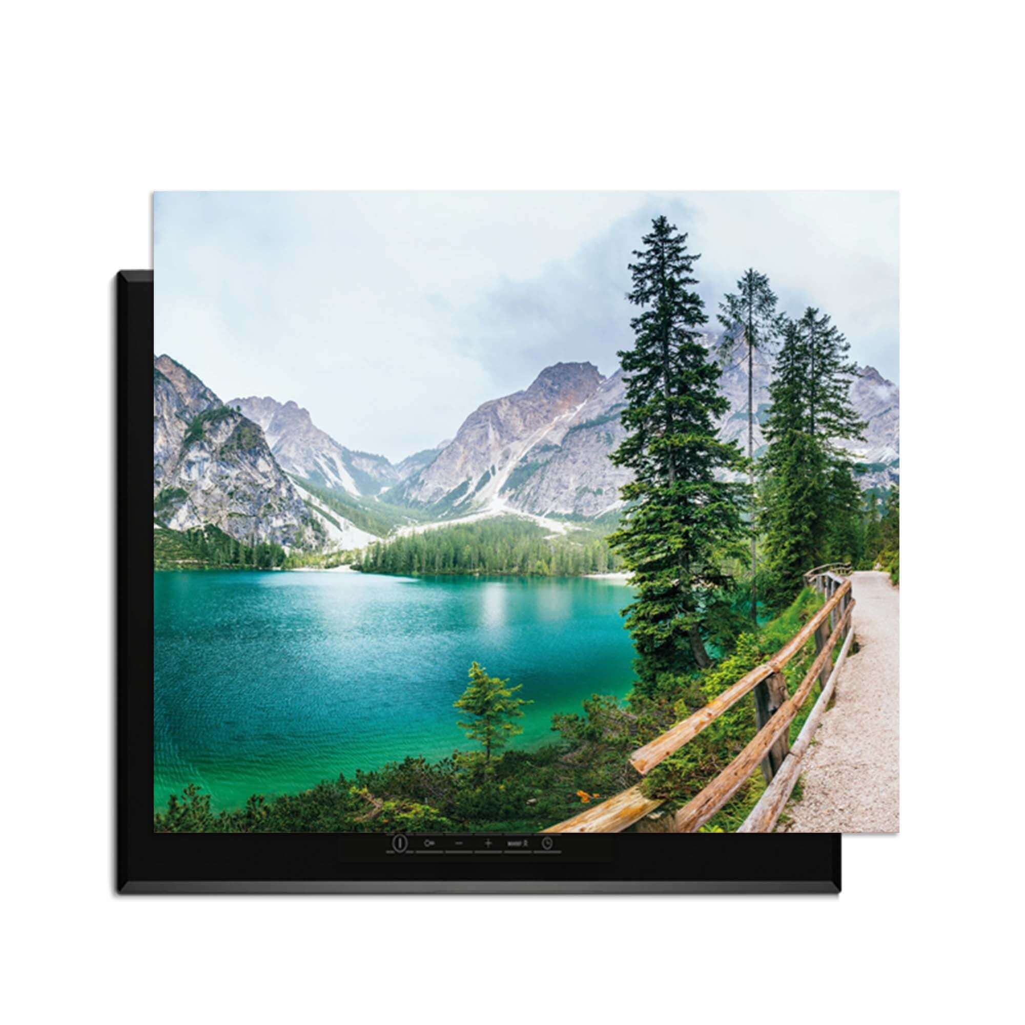 Emerald Lake Serenity - Induction Protector mit einem idyllischen Bergsee und Grüntönen.