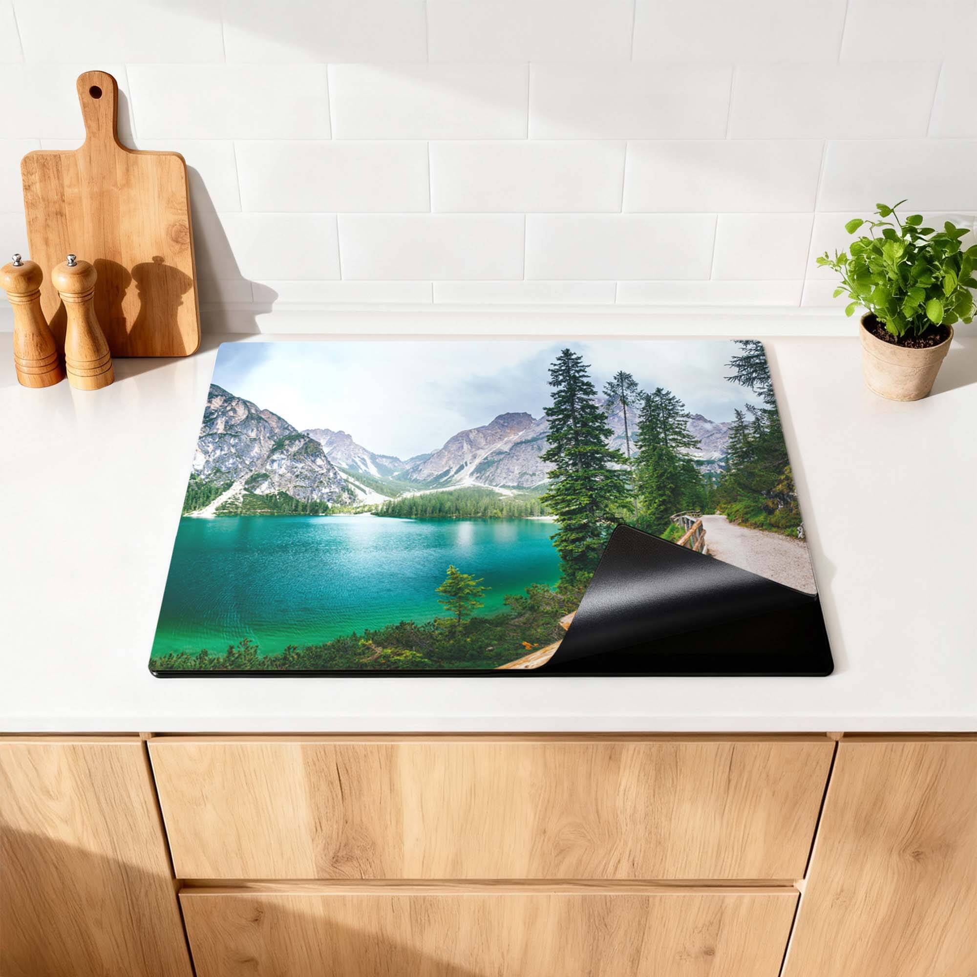 Emerald Lake Serenity – Inductie Beschermer op een keukentafel met een rustig bergmeer en bomen.