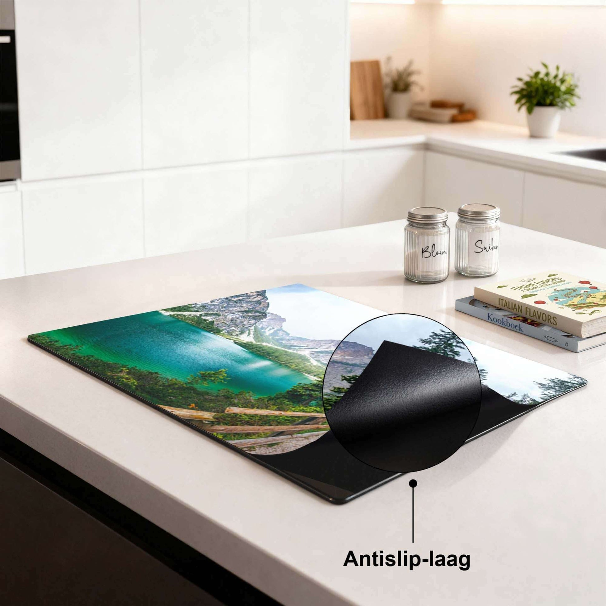 Emerald Lake Serenity - Induktionsschutz mit Anti-Rutsch-Beschichtung auf einer modernen Küchenarbeitsplatte.