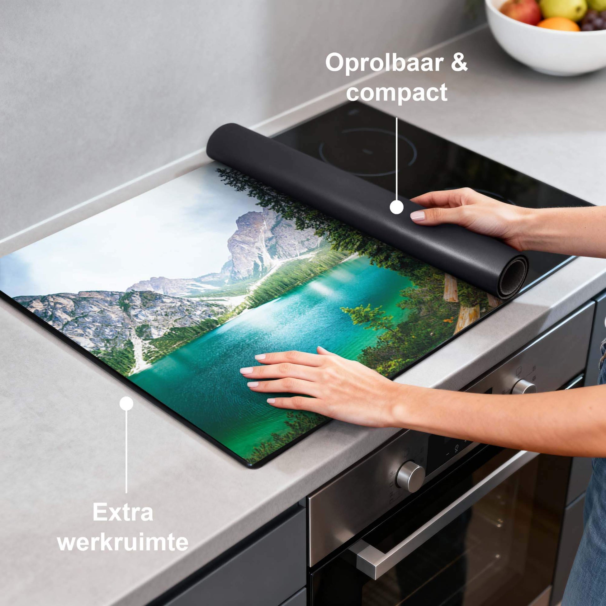 Emerald Lake Serenity - Induktionsschutz auf einem Kochfeld mit heiterem Naturbild und praktischer Aufbewahrung.