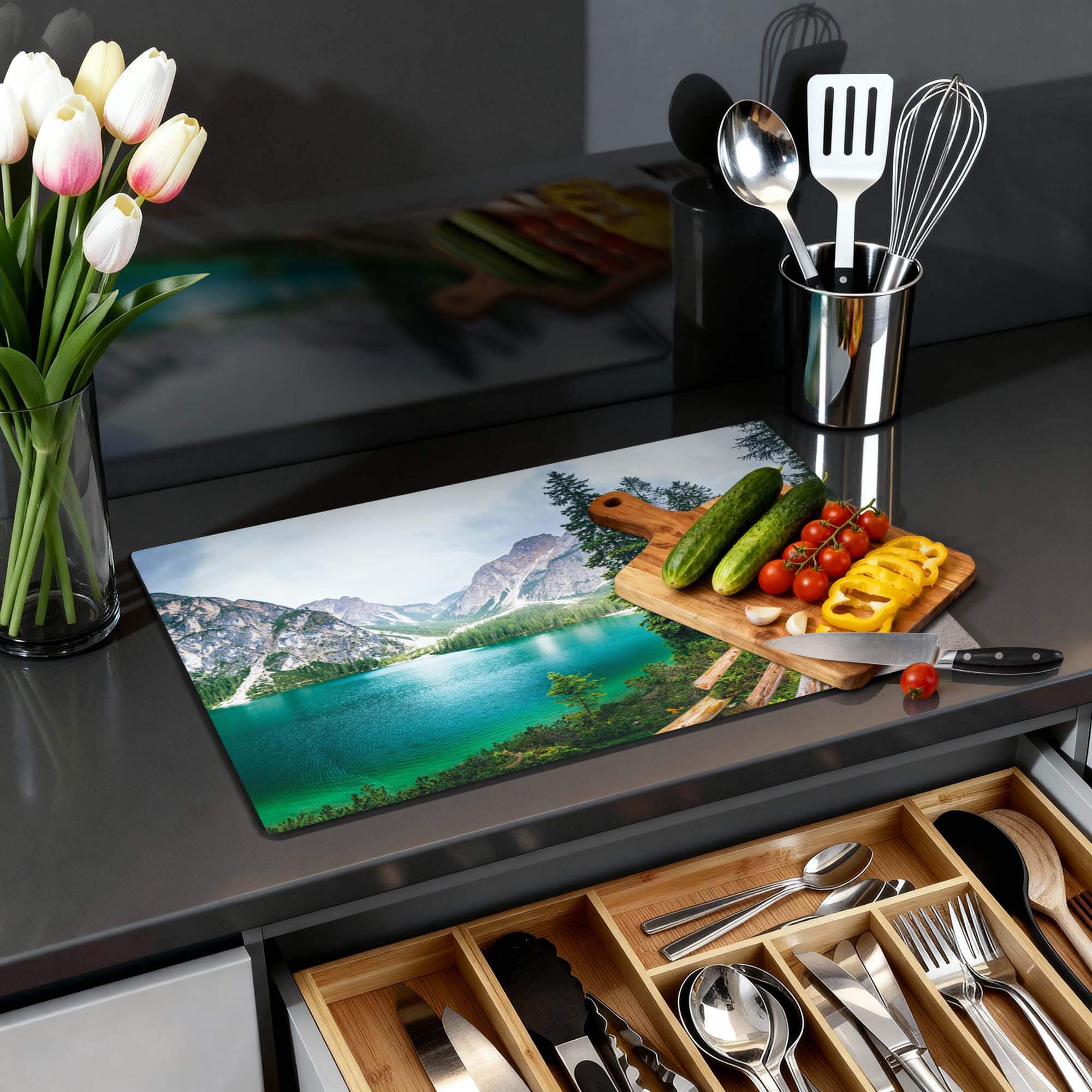 Emerald Lake Serenity - Induction Protector mit einem Bergsee und frischem Gemüse auf einer Küchenarbeitsplatte.