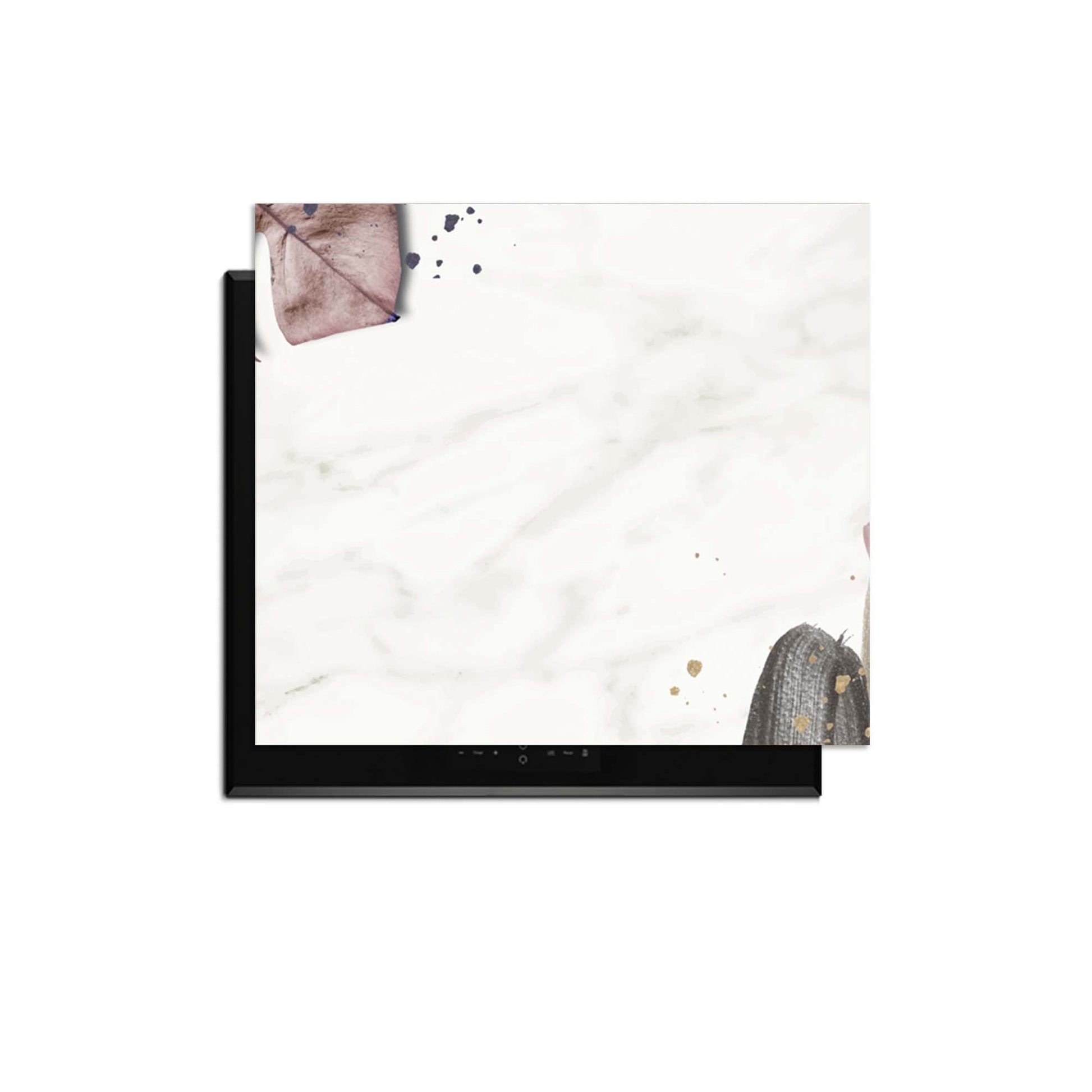 Soft Blush - Inductie Beschermer met minimalistische botanische accenten op een marmeren achtergrond.