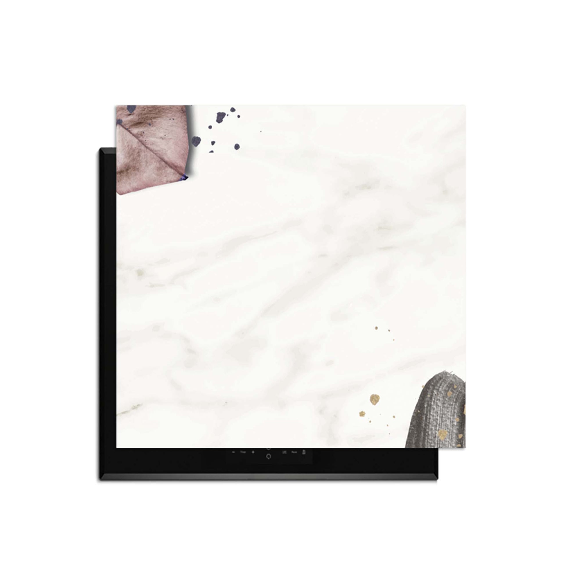 Soft Blush - Inductie Beschermer met botanische accenten op een witte achtergrond.