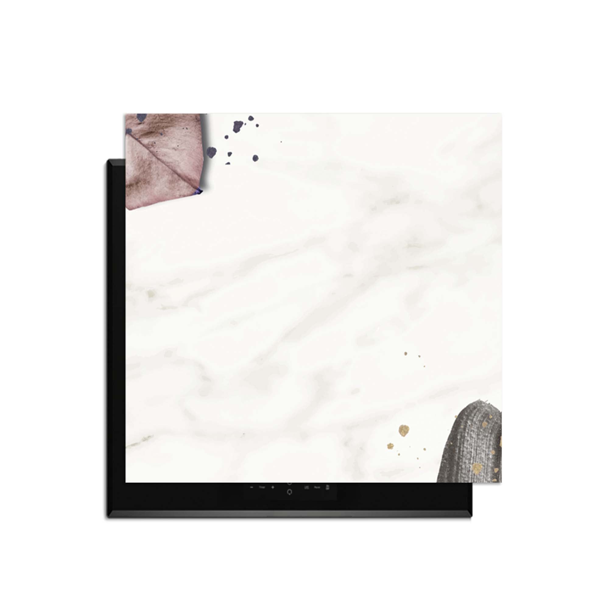 Soft Blush - Inductie Beschermer met botanische accenten op een witte achtergrond.