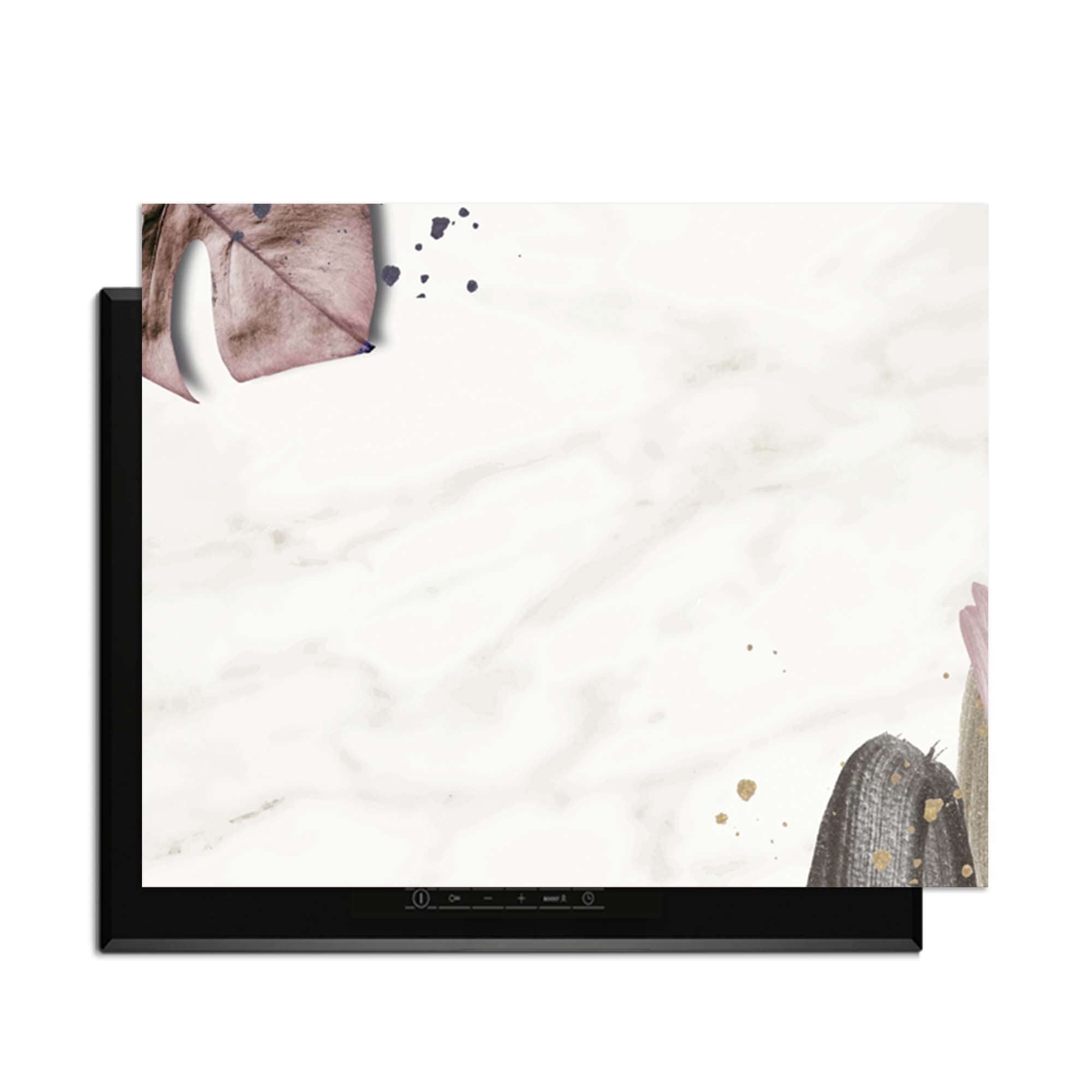 Soft Blush - Inductie Beschermer met botanische accenten op een marmeren achtergrond.