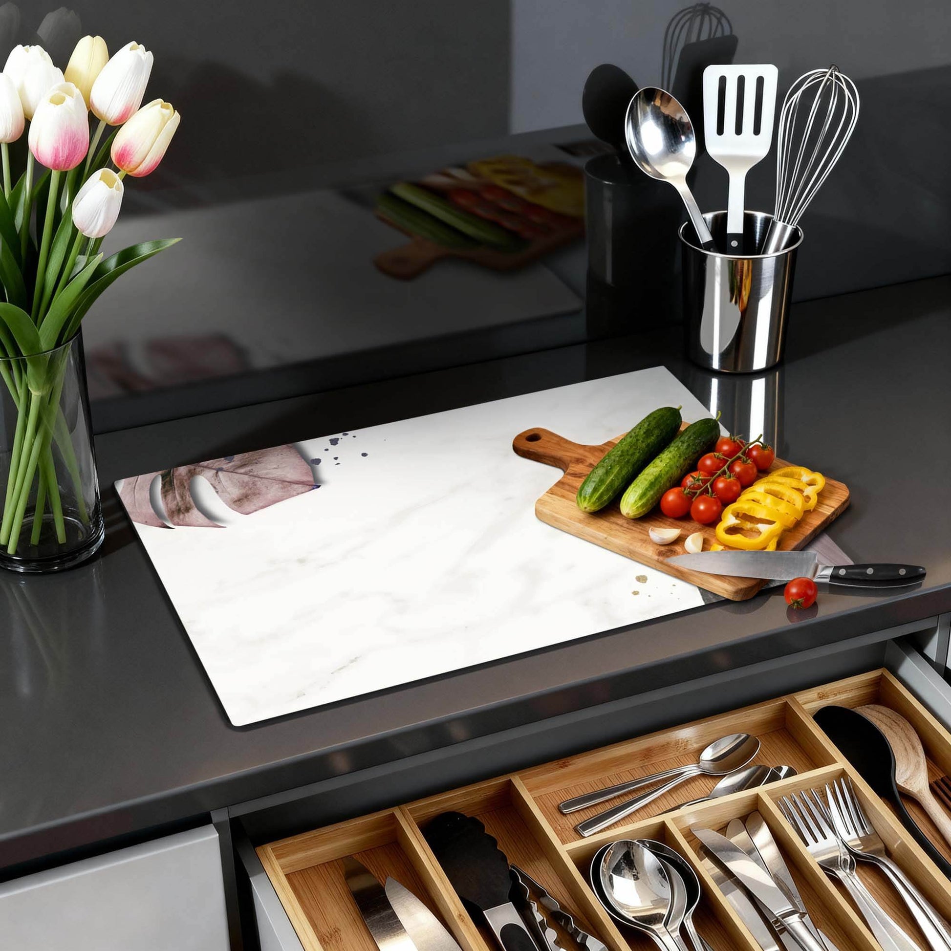 Soft Blush - Inductie Beschermer met botanische accenten op een moderne keukentafel.