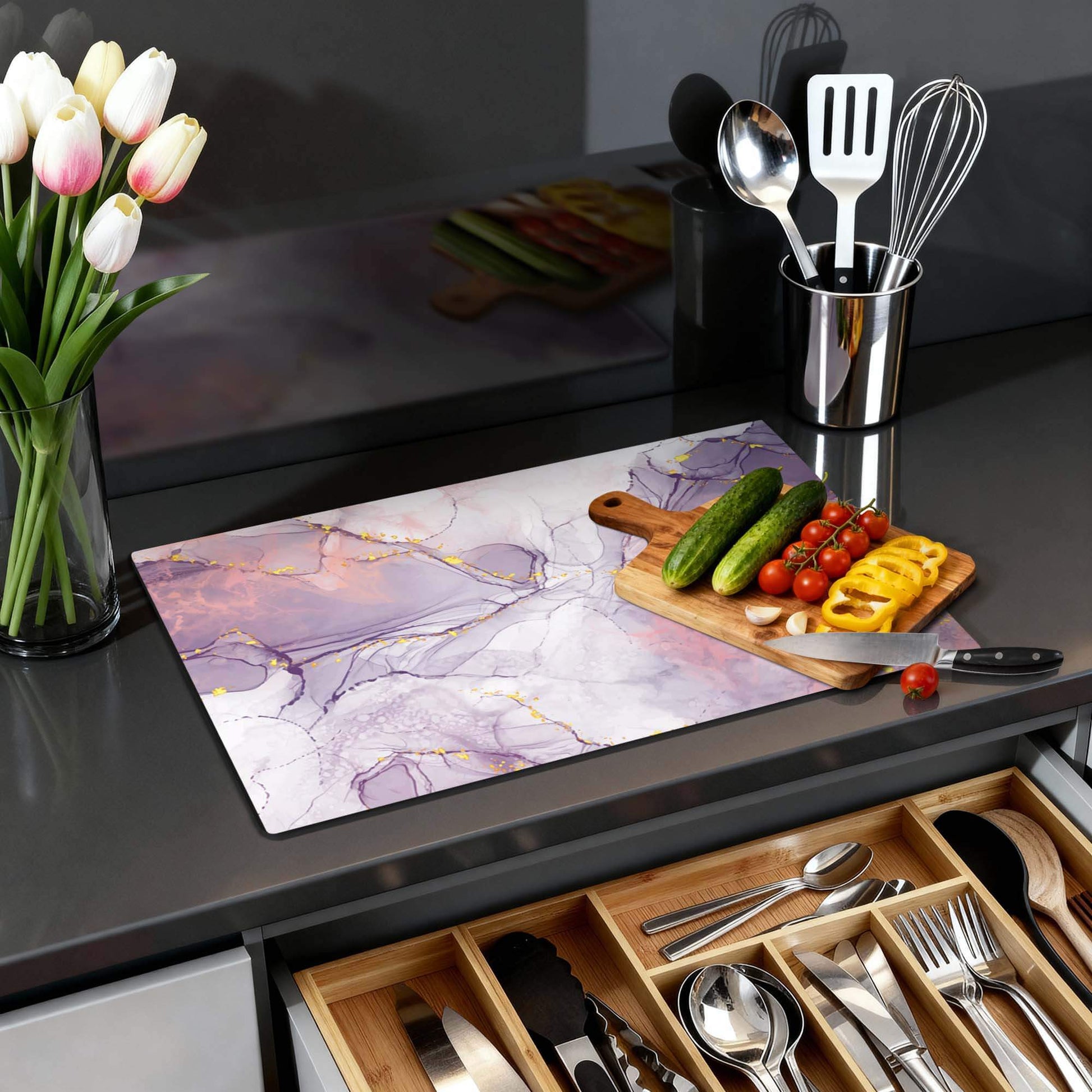 Lavender Marble – Inductie Beschermer op een keukenblad met groenten en bloemen.