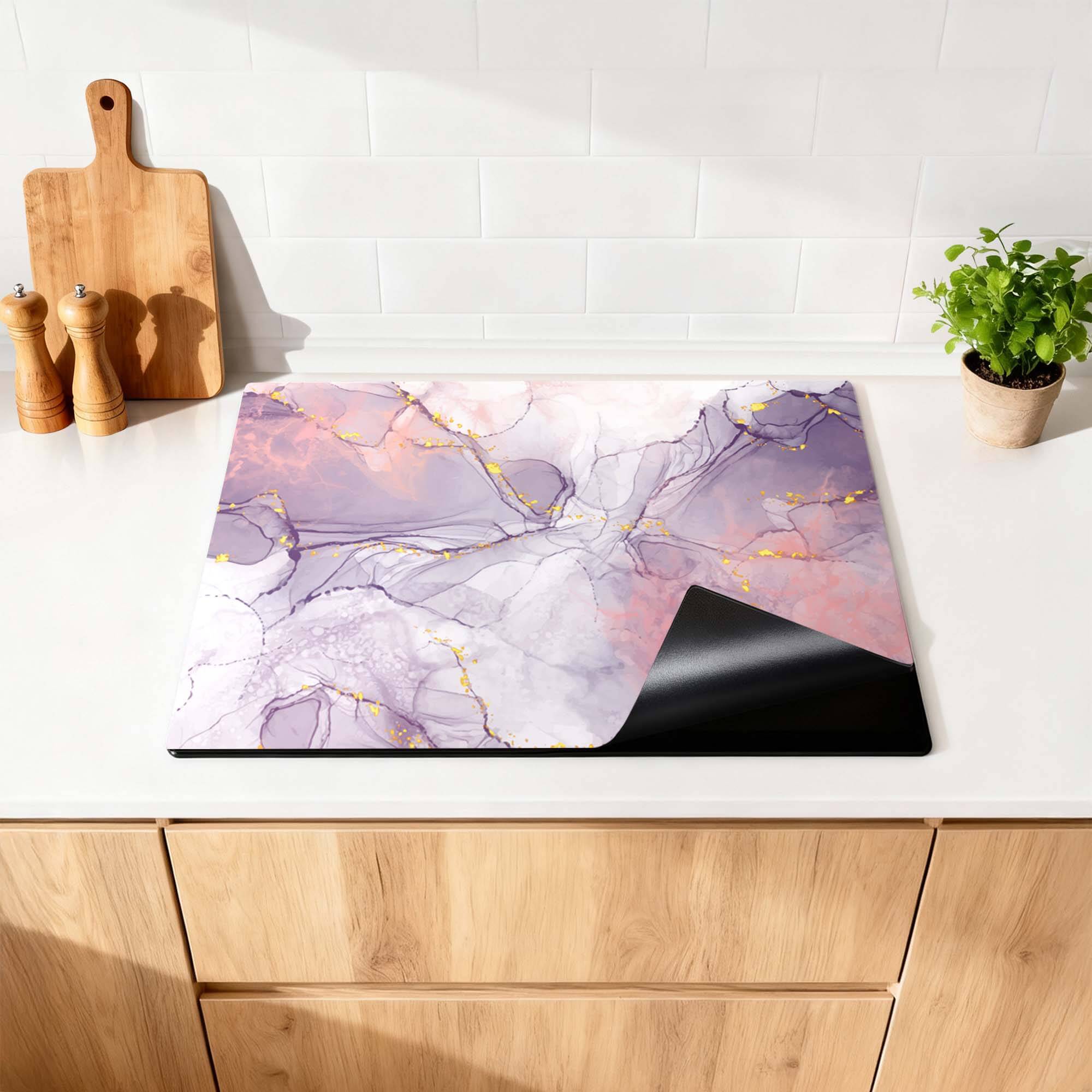 Lavender Marble – Inductie Beschermer op een keukenoppervlak met elegante lavendel- en perziktinten.