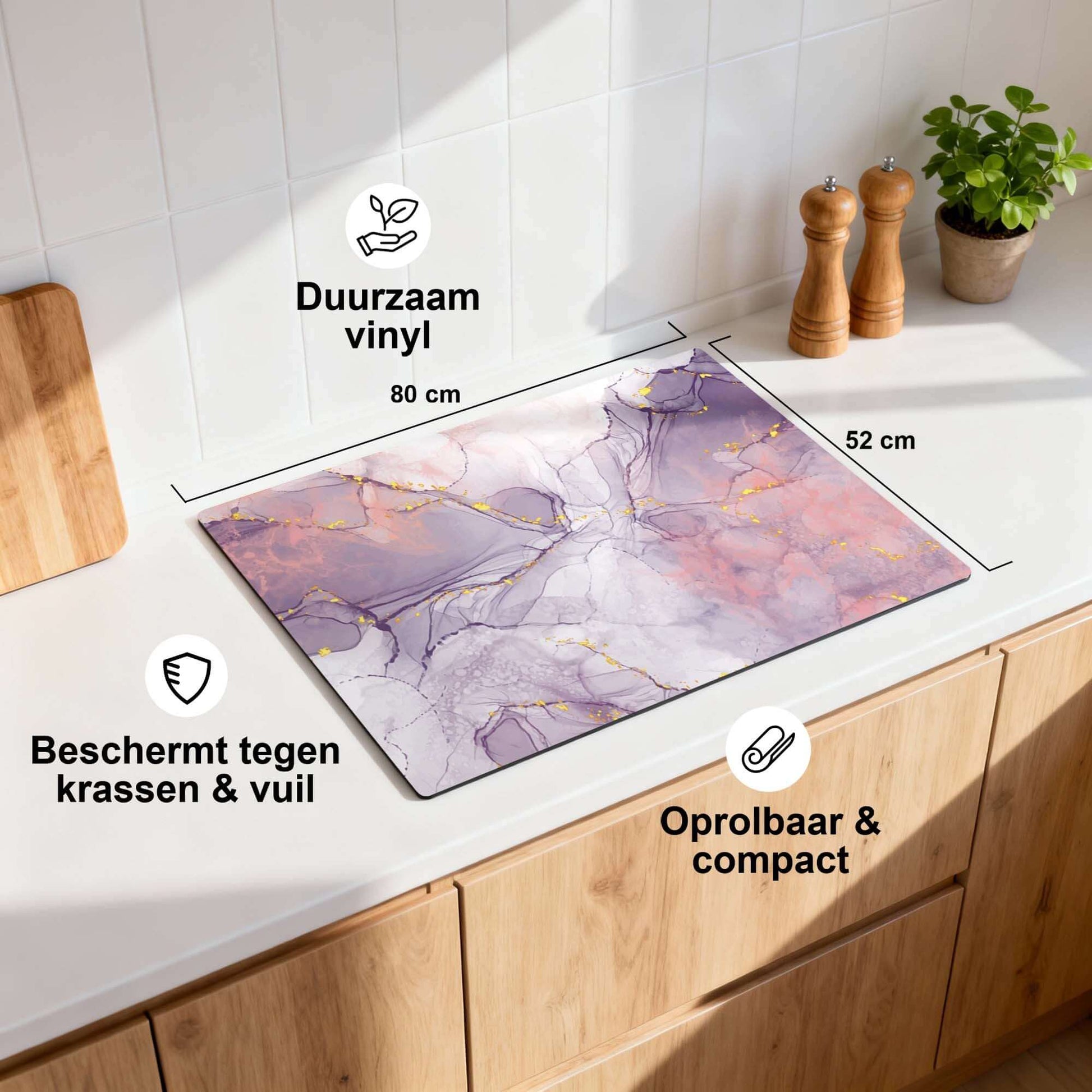 Lavender Marble – Inductie Beschermer op een keukenblad, duurzaam vinyl, 80x52 cm, beschermt tegen krassen en vuil.