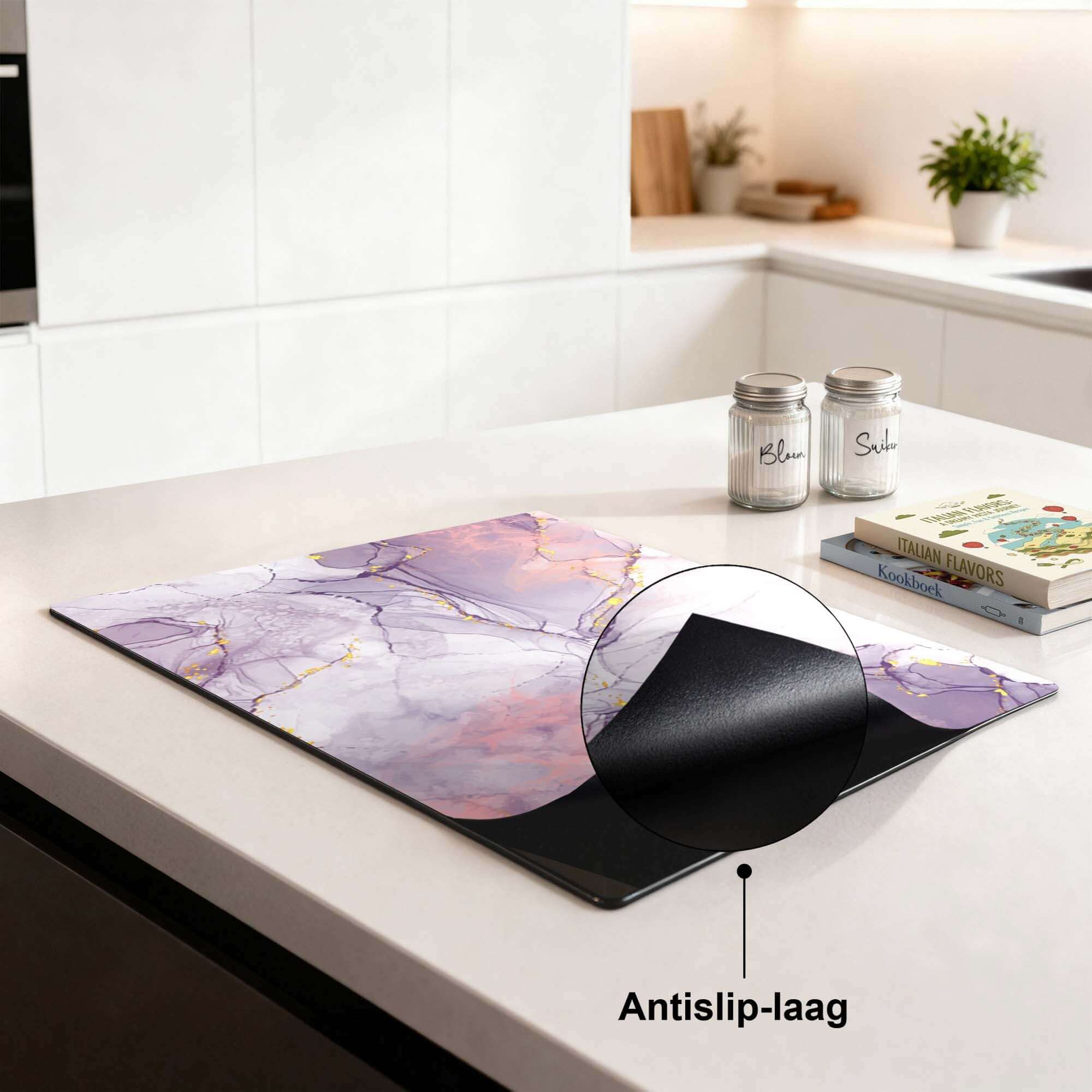 Lavender Marble – Inductie Beschermer met antislip-laag op een moderne keukenblad.