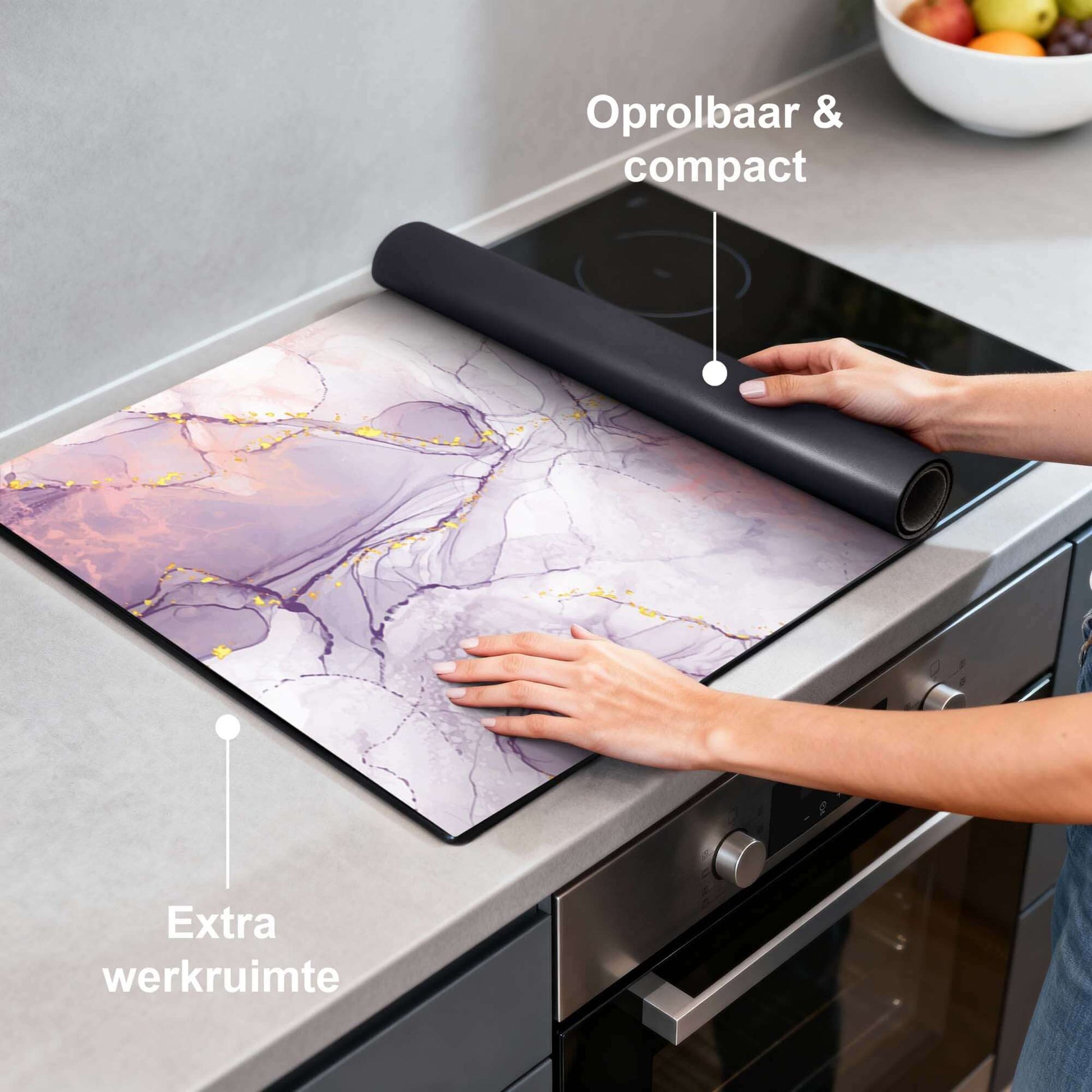 Lavender Marble – Inductie Beschermer op een kookplaat met rolbare en compacte functie.