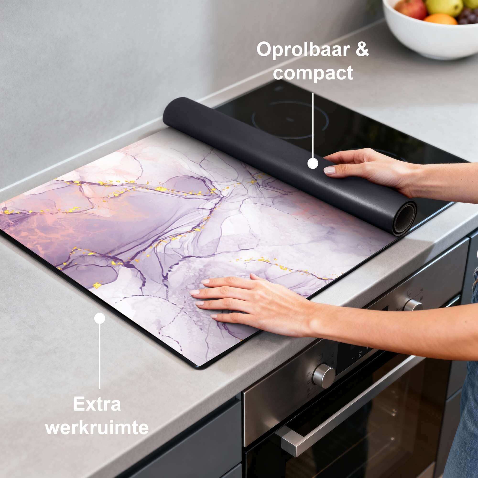 Lavender Marble – Inductie Beschermer op een kookplaat met rolbare en compacte functie.