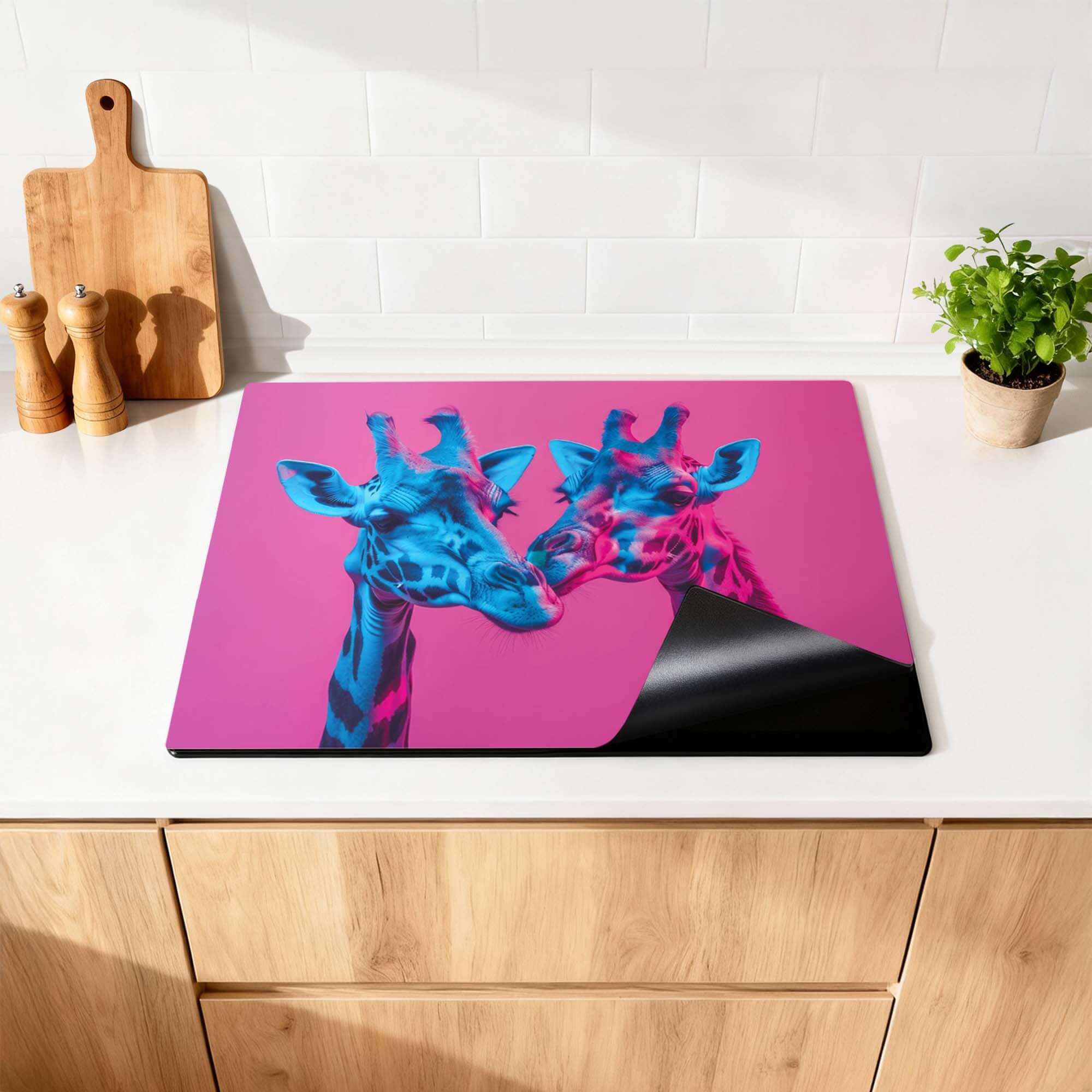 Neon Romance – Inductie Beschermer met kleurrijke giraffen op een roze ondergrond in de keuken.