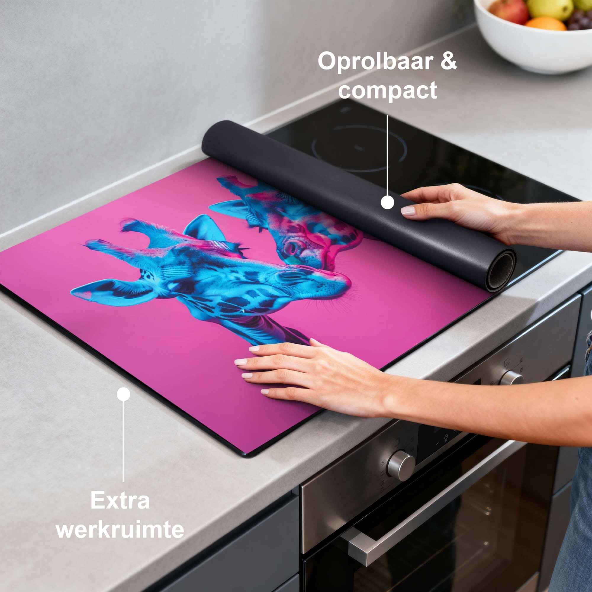 Neon Romance – Inductie Beschermer met sierlijke giraffen in neonlichten, perfect voor je keuken.