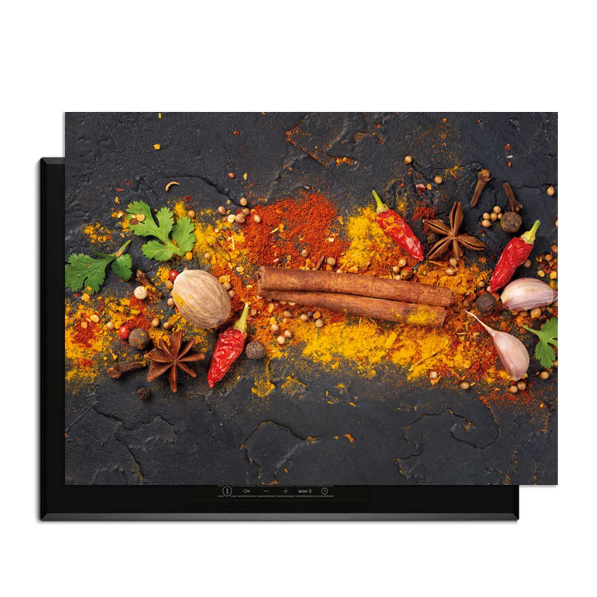 Spice Canvas – Inductie Beschermer met kleurrijke kruidenmotief op antraciete achtergrond.