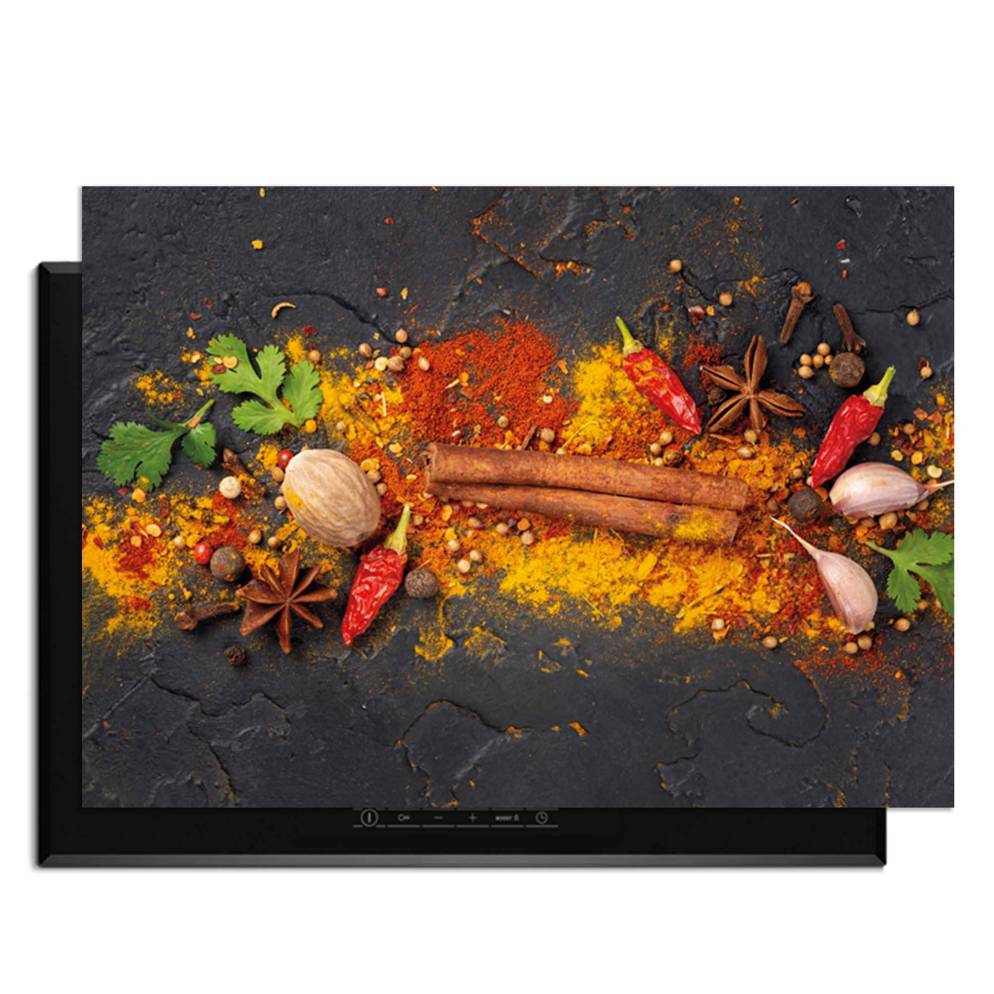 Spice Canvas – Inductie Beschermer met kleurrijk kruidenmotief en antraciete achtergrond.