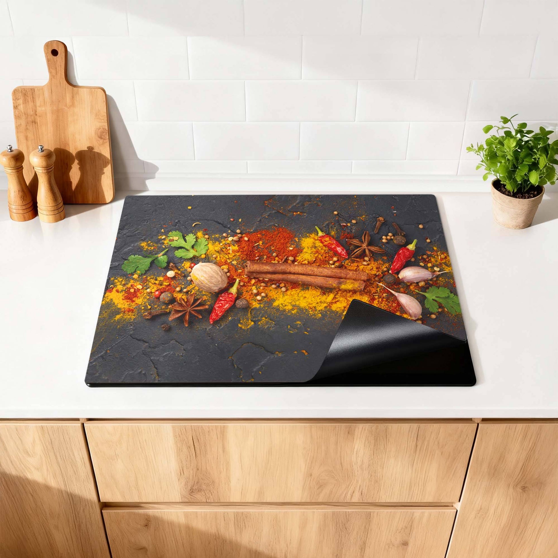 Spice Canvas – Inductie Beschermer met kleurrijke kruidenmotief op antraciete achtergrond.