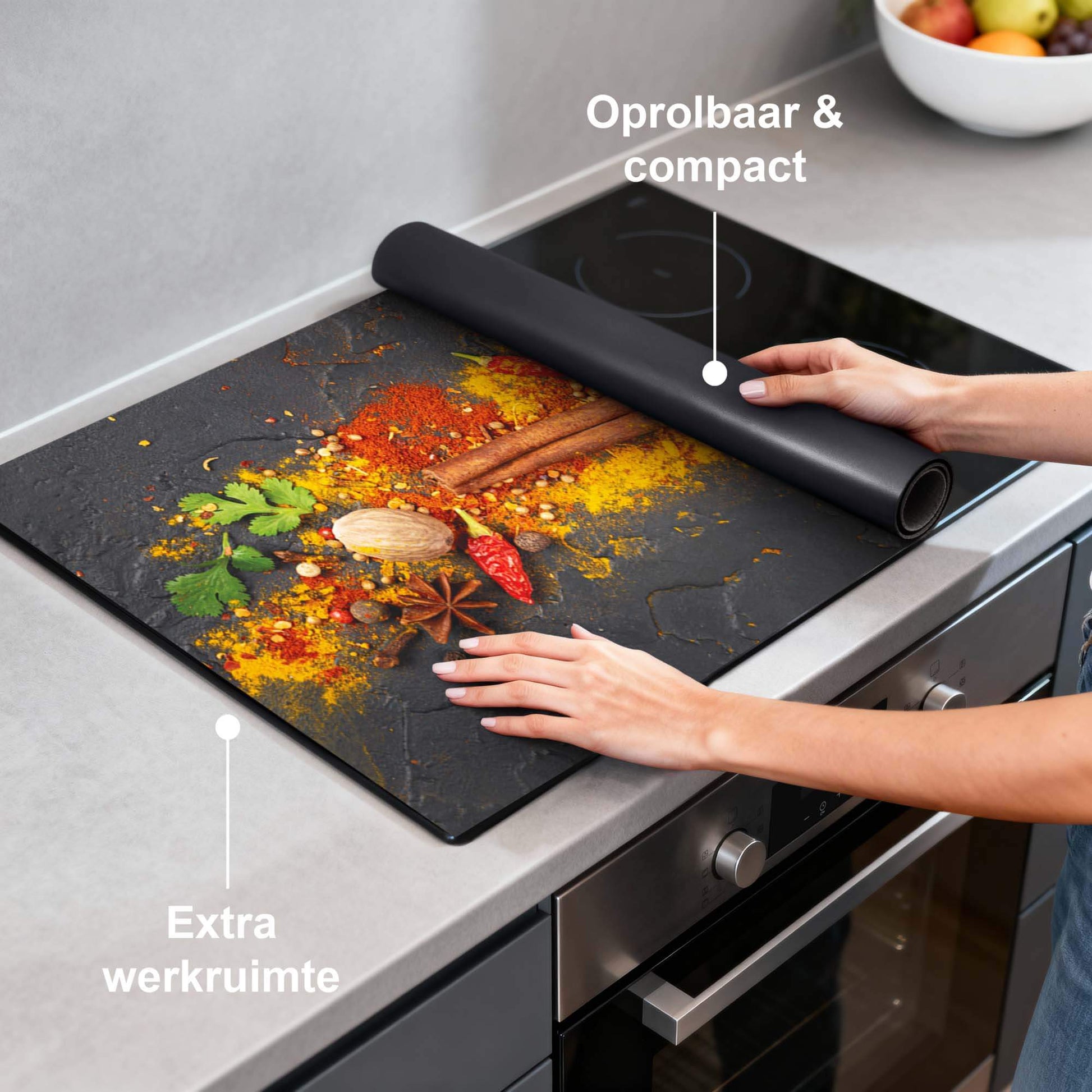 Spice Canvas – Inductie Beschermer met kleurrijk kruidenmotief, oprolbaar en compact, extra werkruimte in de keuken.