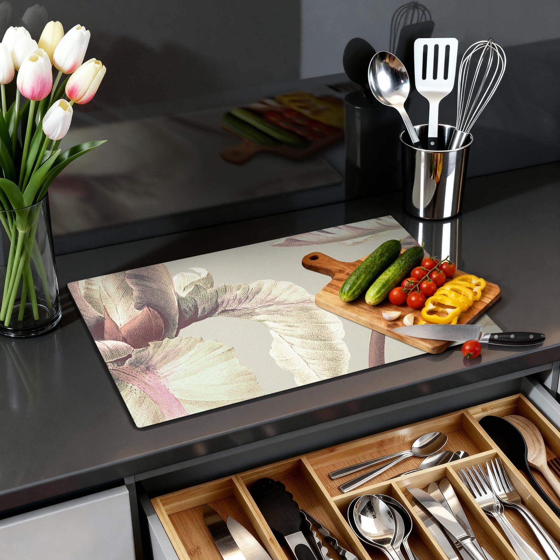 Blush Iris – Inductie Beschermer op aanrechten met groenten en bloemen in een elegante keuken.