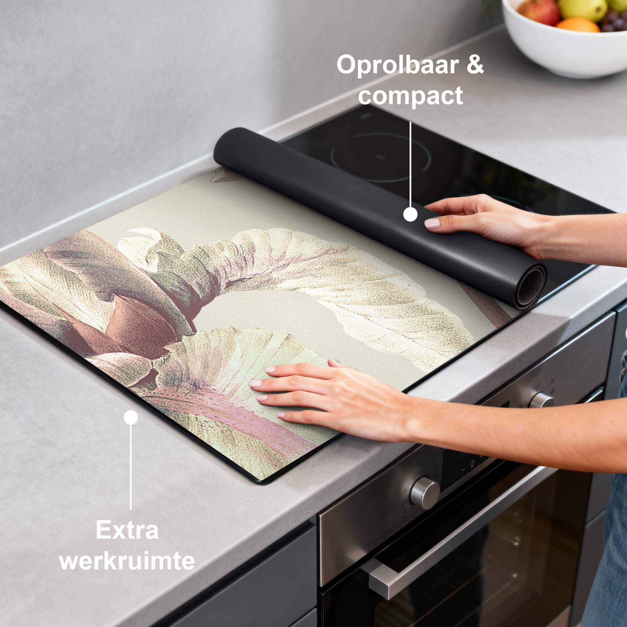 Blush Iris – Inductie Beschermer op een aanrecht, ideaal voor extra werkruimte en compact gebruik.