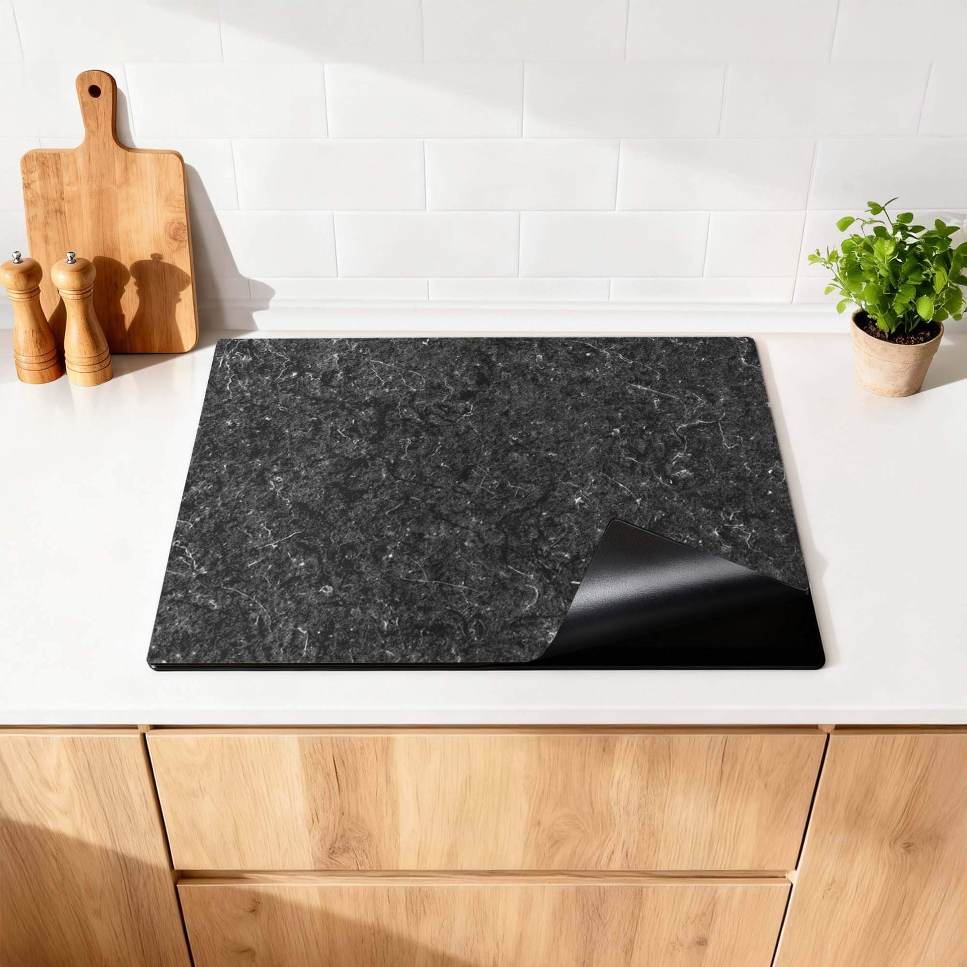 Nero Marble - Inductie Beschermer op een keukenoppervlak, elegant en beschermend voor je inductiekookplaat.