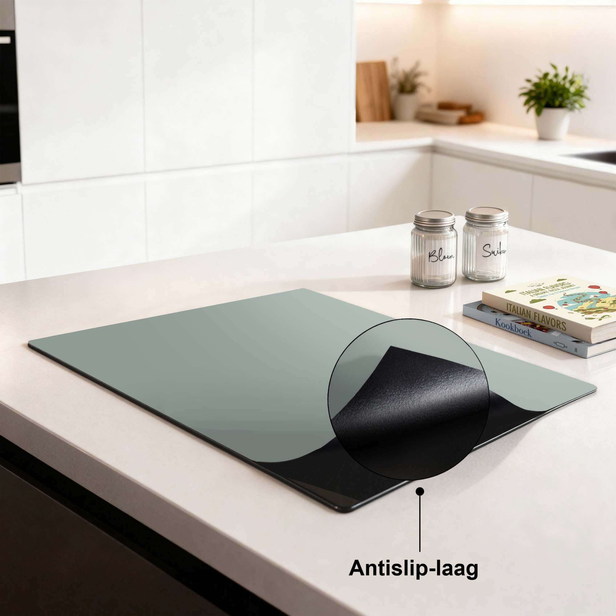 Iceberg Green – Inductie Beschermer met antislip-laag op een moderne keuken aanrecht.