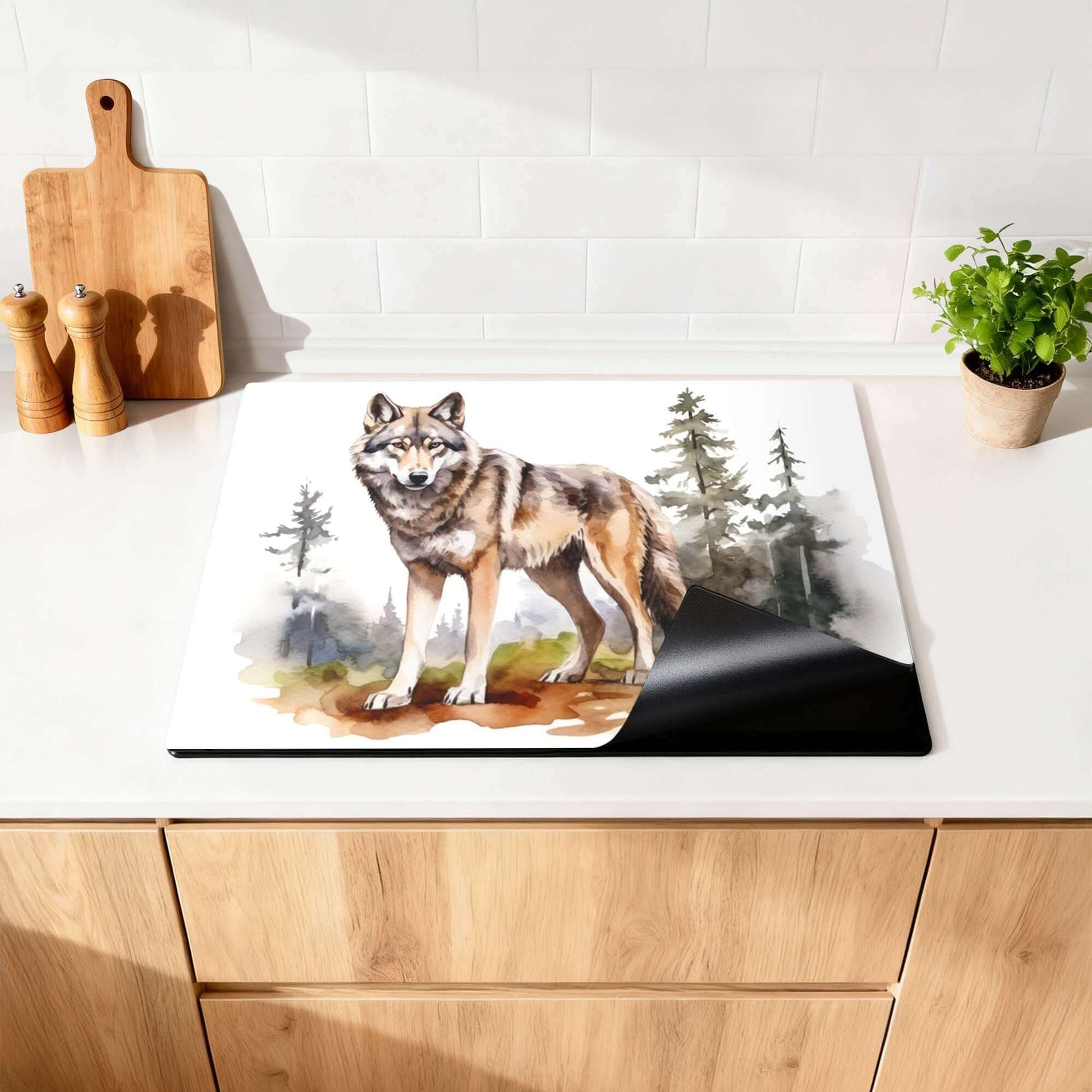 Wild Wolf - Inductie Beschermer op een keukenblad met een wolf en bomen.