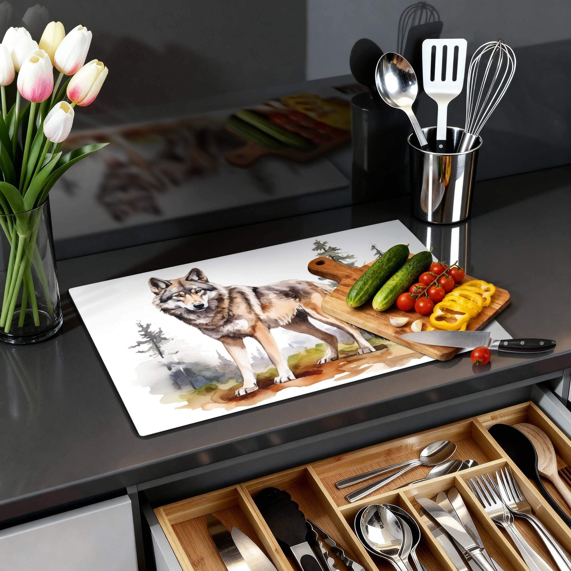 Wild Wolf - Inductie Beschermer op keukentafel met groenten en bloemen in een moderne keuken
