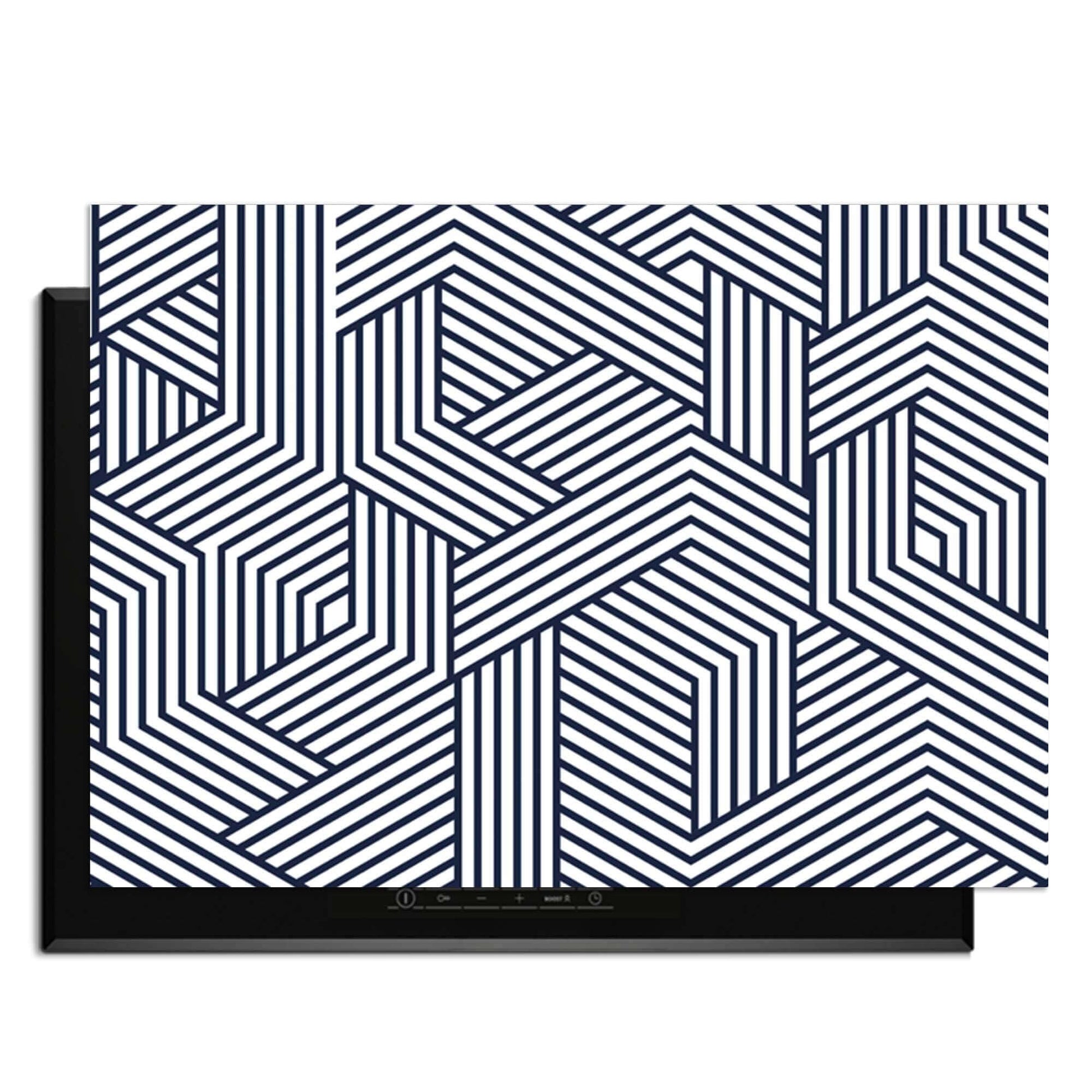 Linear Labyrinth – Inductie Beschermer met geometrisch zwart-wit patroon voor een moderne keuken.