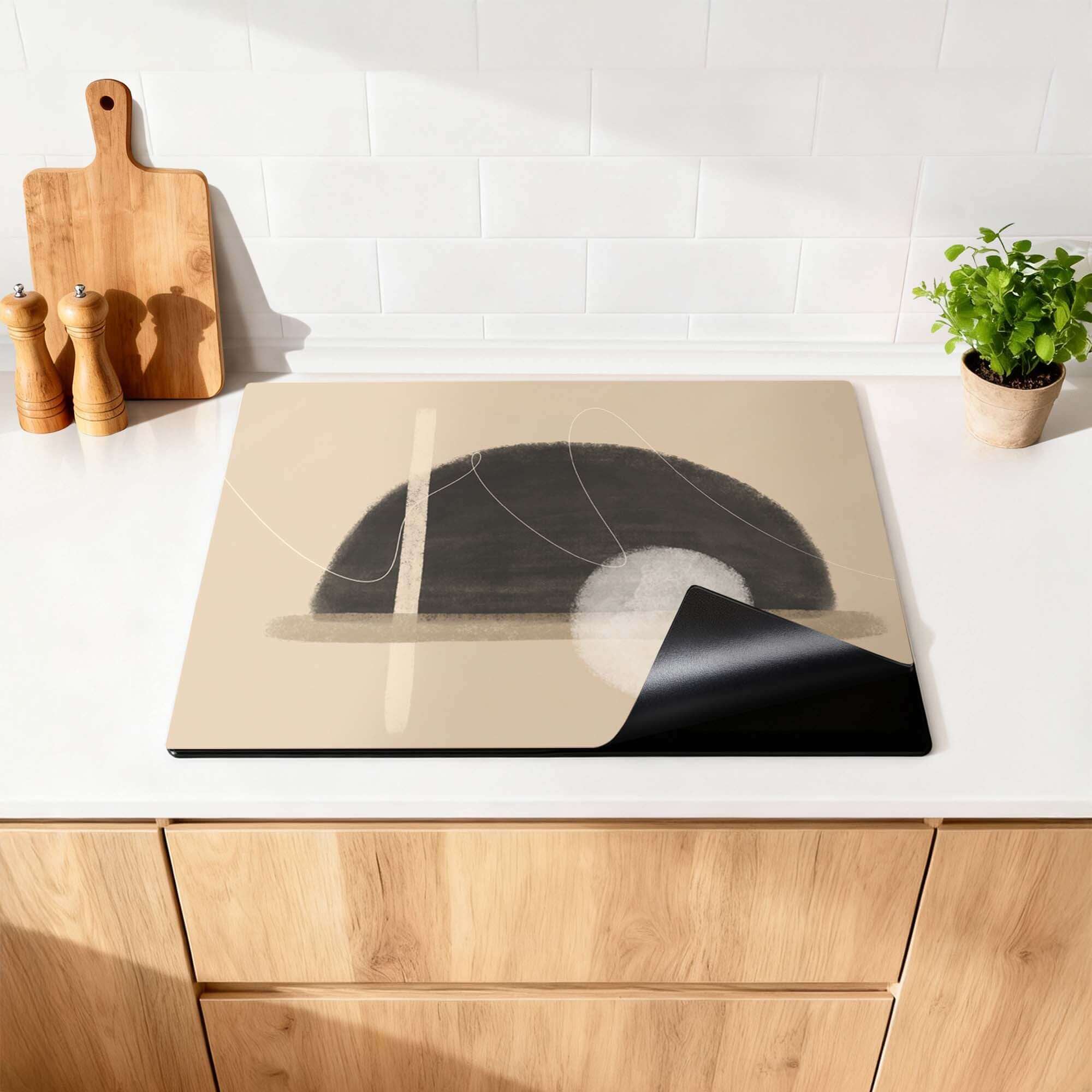Sand Dusk – Japandi Inductie Beschermer met minimalistisch zandkleurig design op een keuken oppervlak.