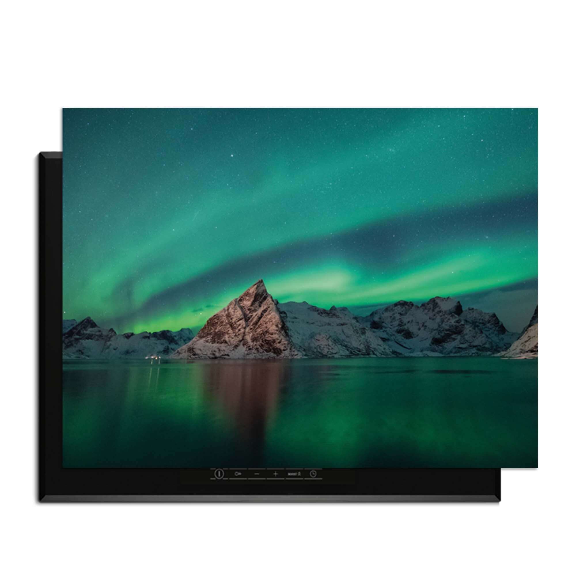 Arctic Aurora – Inductie Beschermer met magische noorderlicht-achtergrond in een keukensetting.