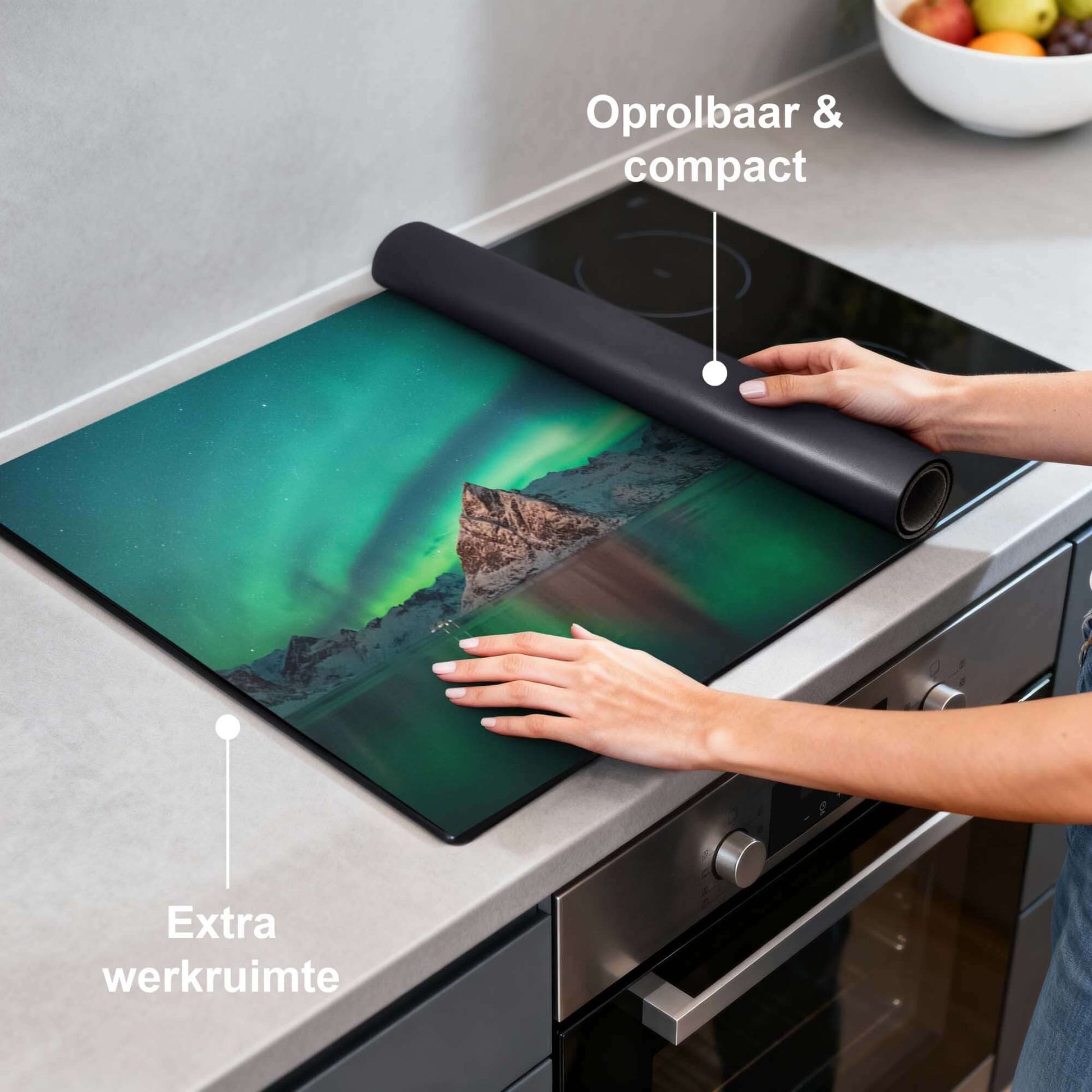 Arctic Aurora – Inductie Beschermer op een aanrecht met noorderlicht design, oprolbaar en extra werkruimte