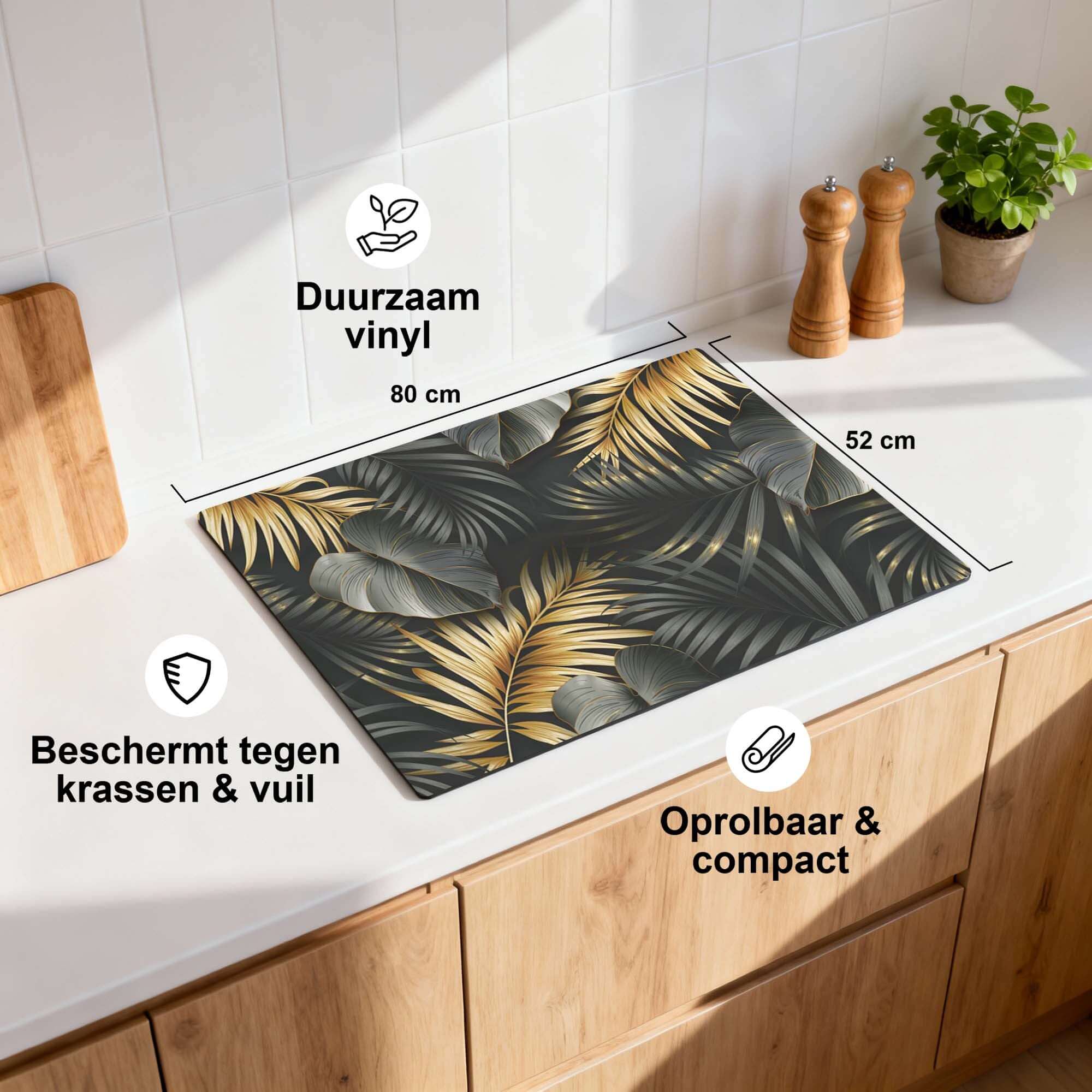 Golden Palms – Inductie Beschermer op een keukenblad met een botanisch design, duurzaam en compact.