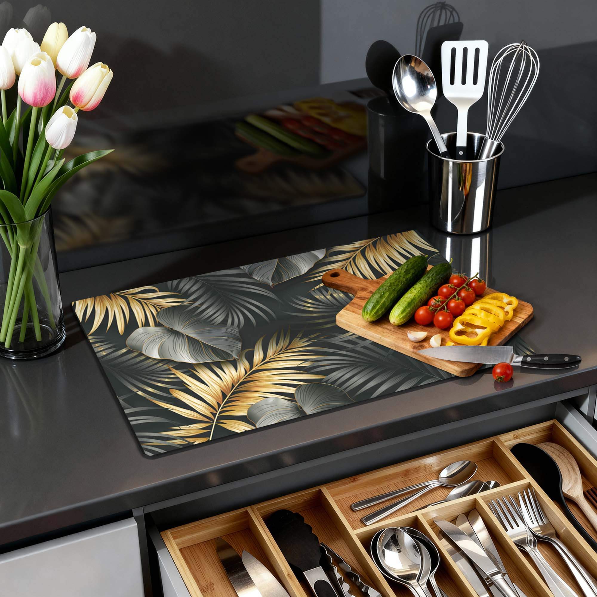 Golden Palms – Inductie Beschermer met botanisch design op een moderne keuken ondergrond.