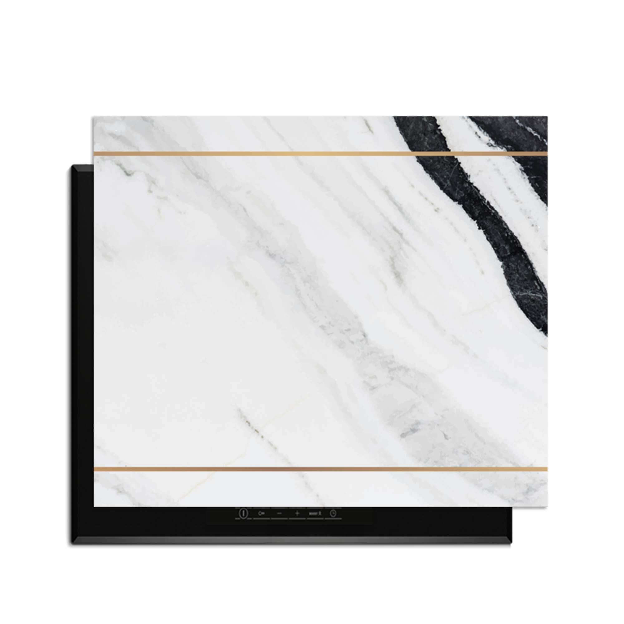 Marble Modern - Inductie Beschermer met marmerdesign en gouden accenten voor een moderne keuken.