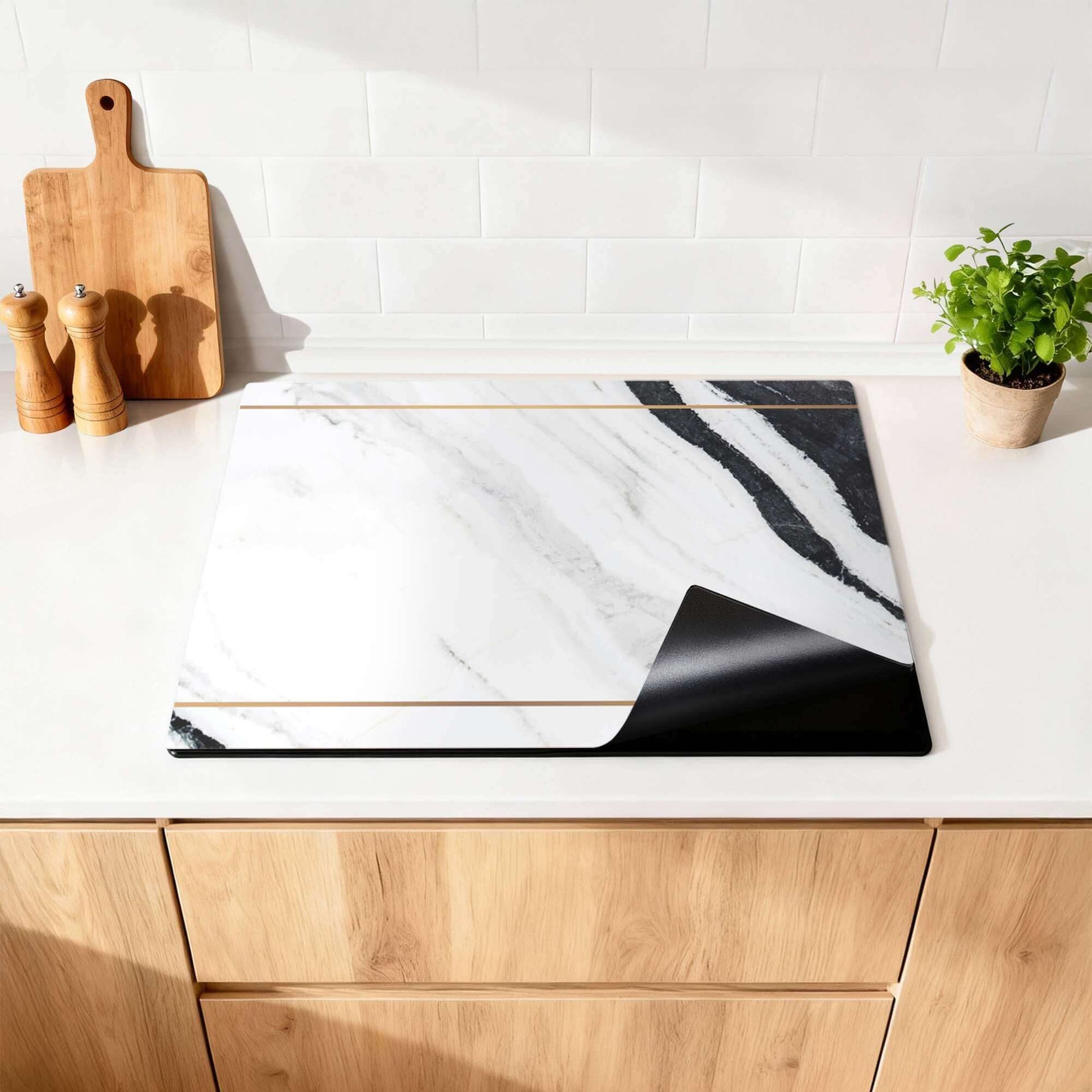 Marble Modern - Inductie Beschermer op een moderne keukenwerkblad met marmerdesign en gouden accenten.