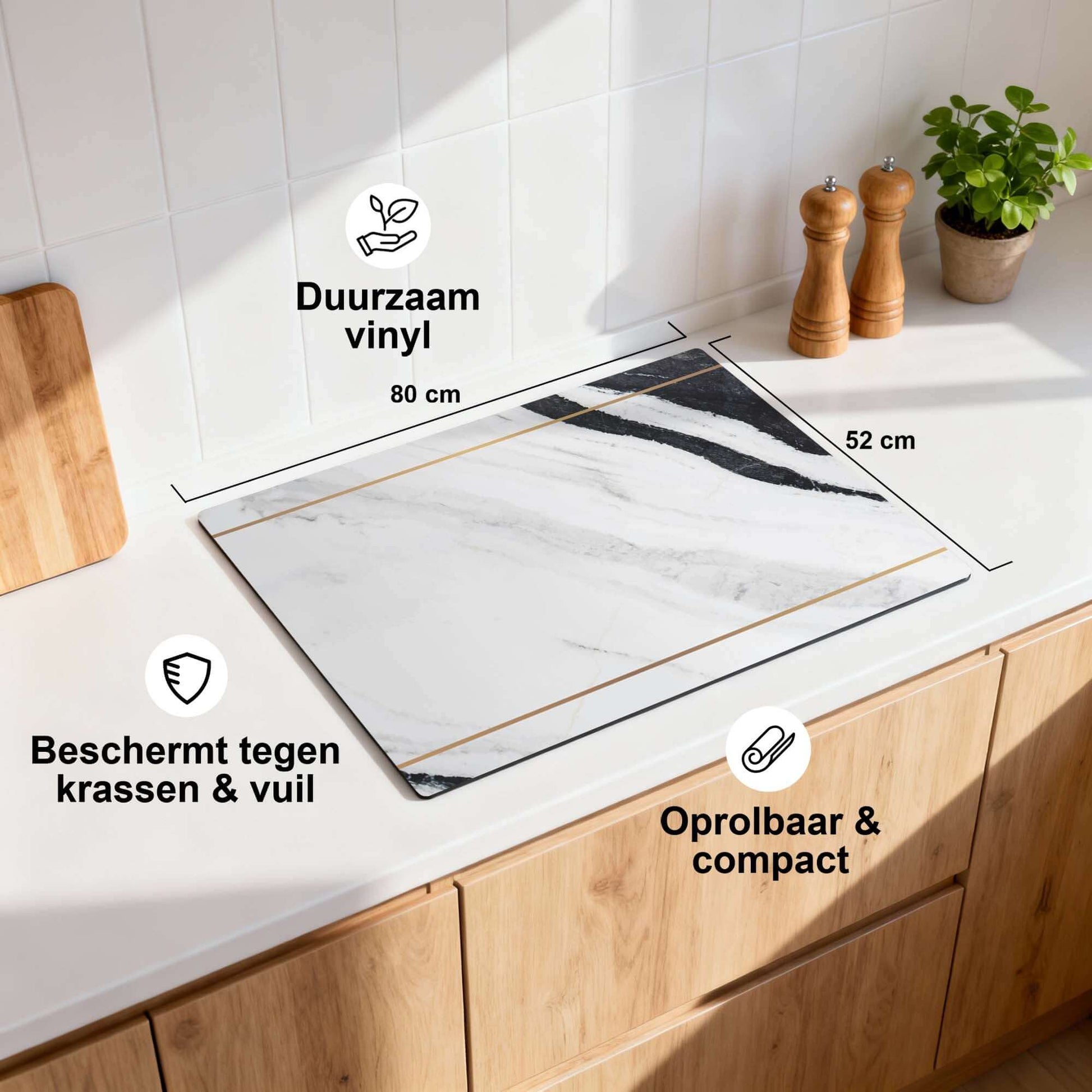 Marble Modern - Inductie Beschermer op de keukenbalk, duurzaam vinyl met marmerdesign en gouden accenten.