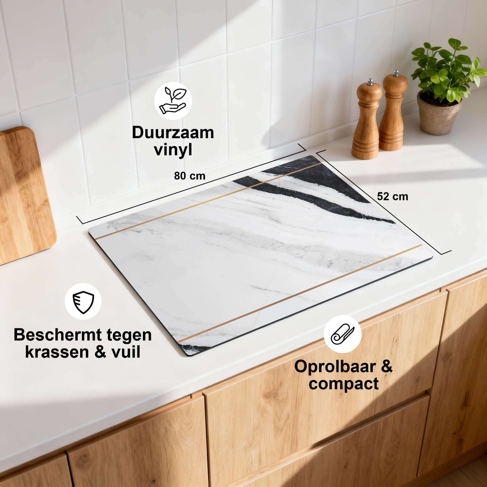 Marble Modern - Inductie Beschermer op de keukenbalk, duurzaam vinyl met marmerdesign en gouden accenten.
