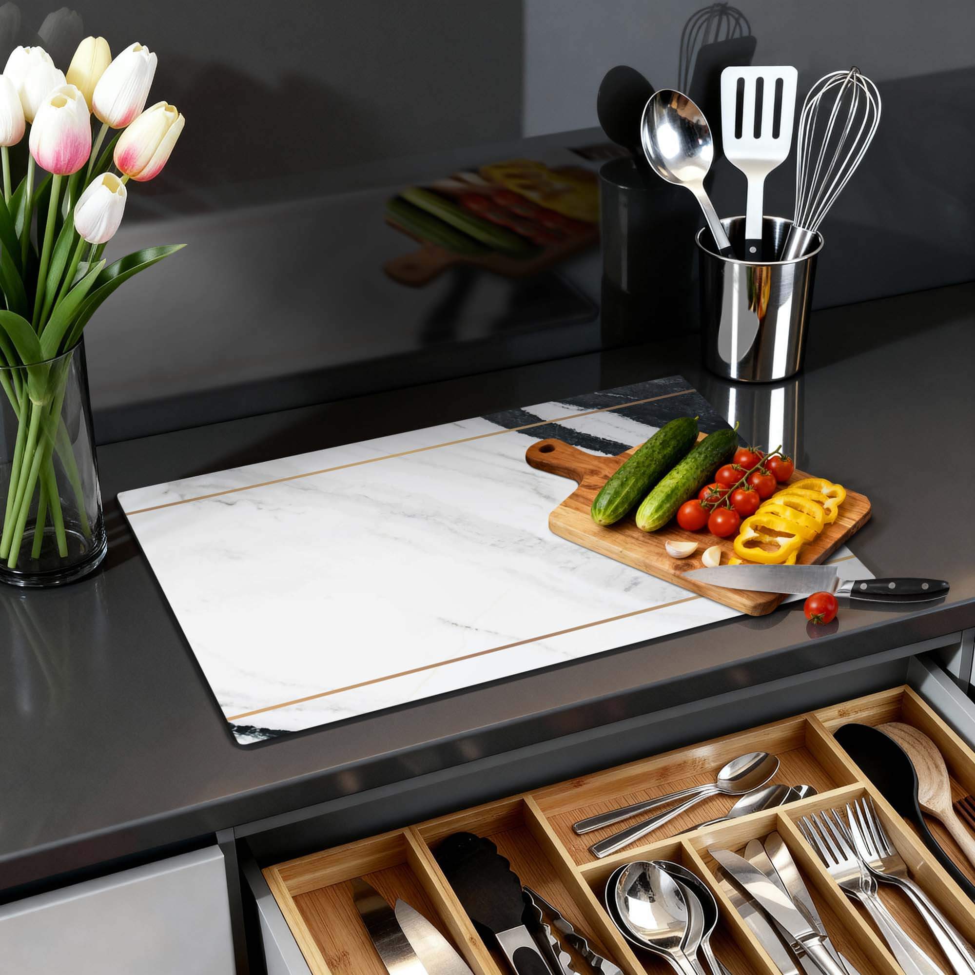 Marble Modern - Inductie Beschermer op een moderne keukenwerkblad met groenten en bloemen.