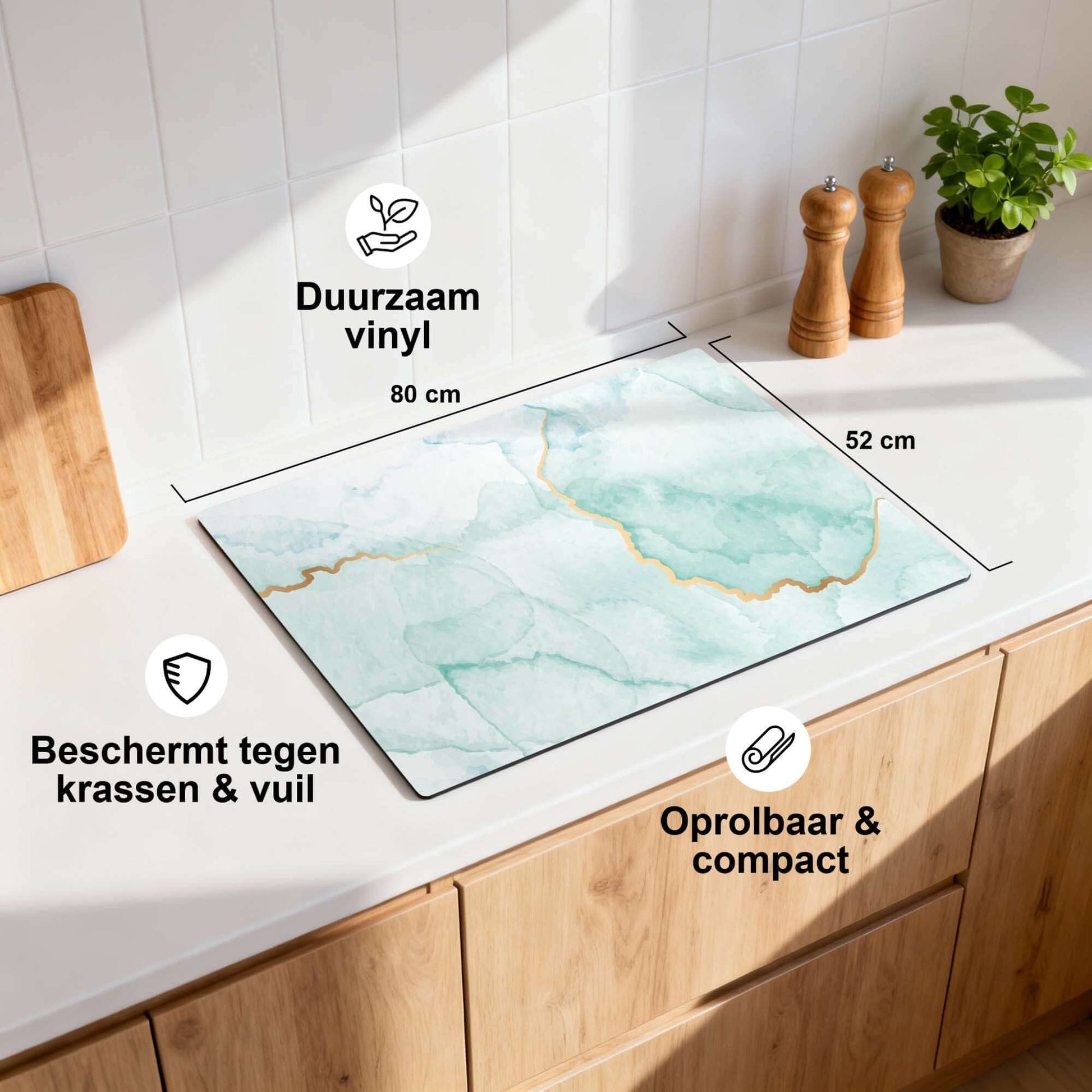 Misty Jade – Inductie Beschermer op een keukenblad, duurzaam vinyl, 80x52 cm, elegante jadegroene kleur.