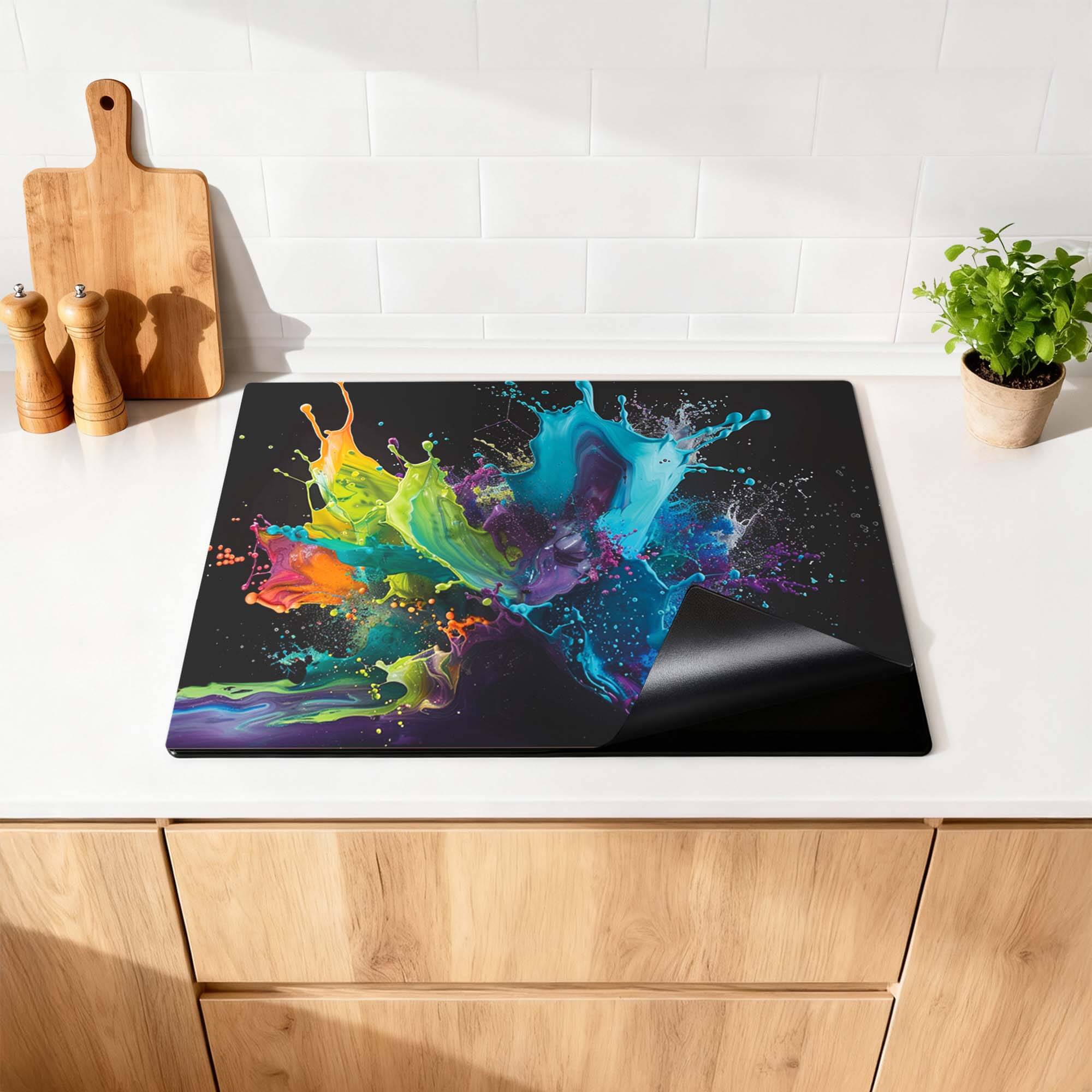 Splash Spectrum – Inductie Beschermer met een explosie van kleur op een moderne keuken achterwand.