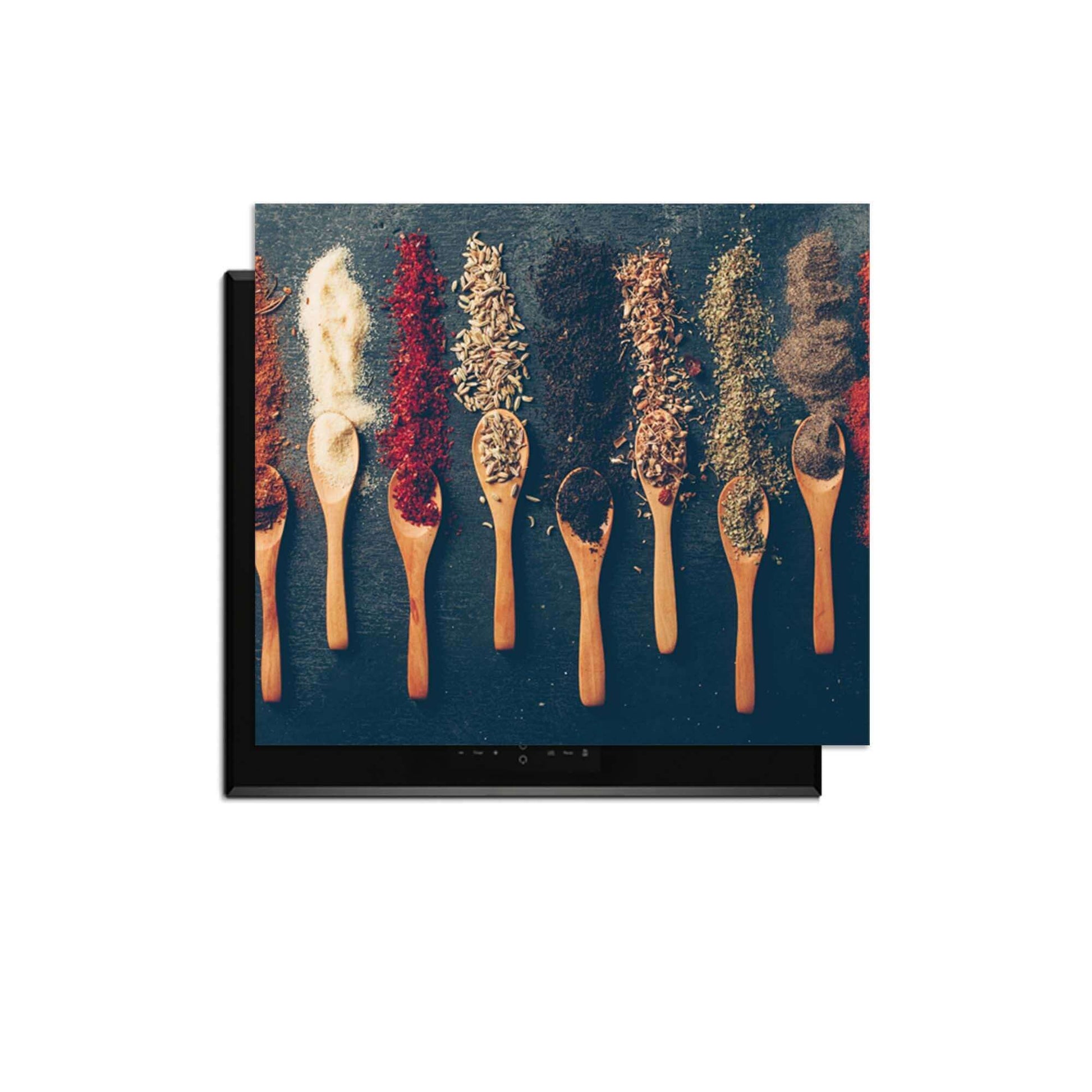 Spice Palette – Inductie Beschermer met houtenlepels en verschillende specerijen voor een levendige keuken.
