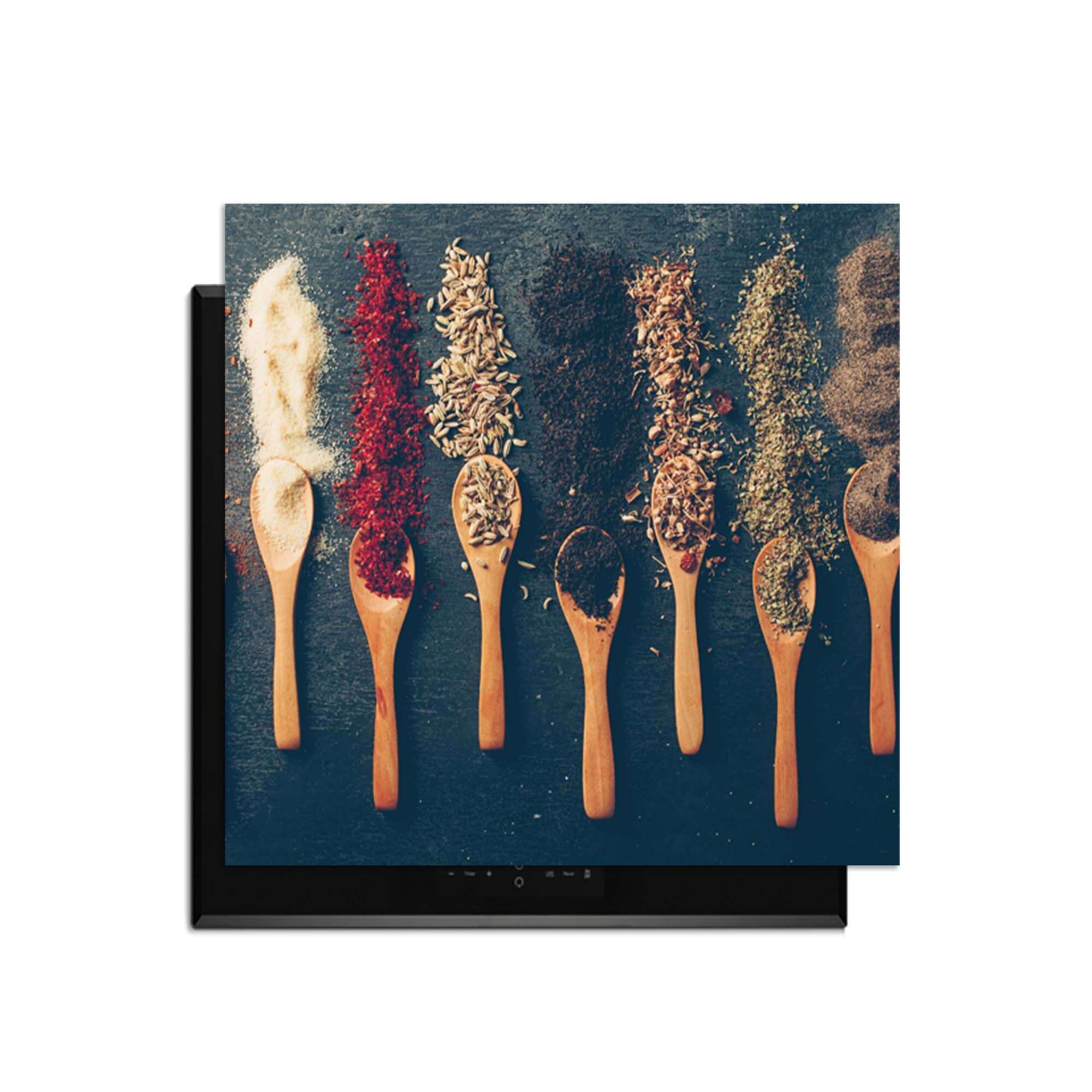 Spice Palette – Inductie Beschermer met verschillende kruiden en specerijen in houten lepel op een inductiekookplaat.