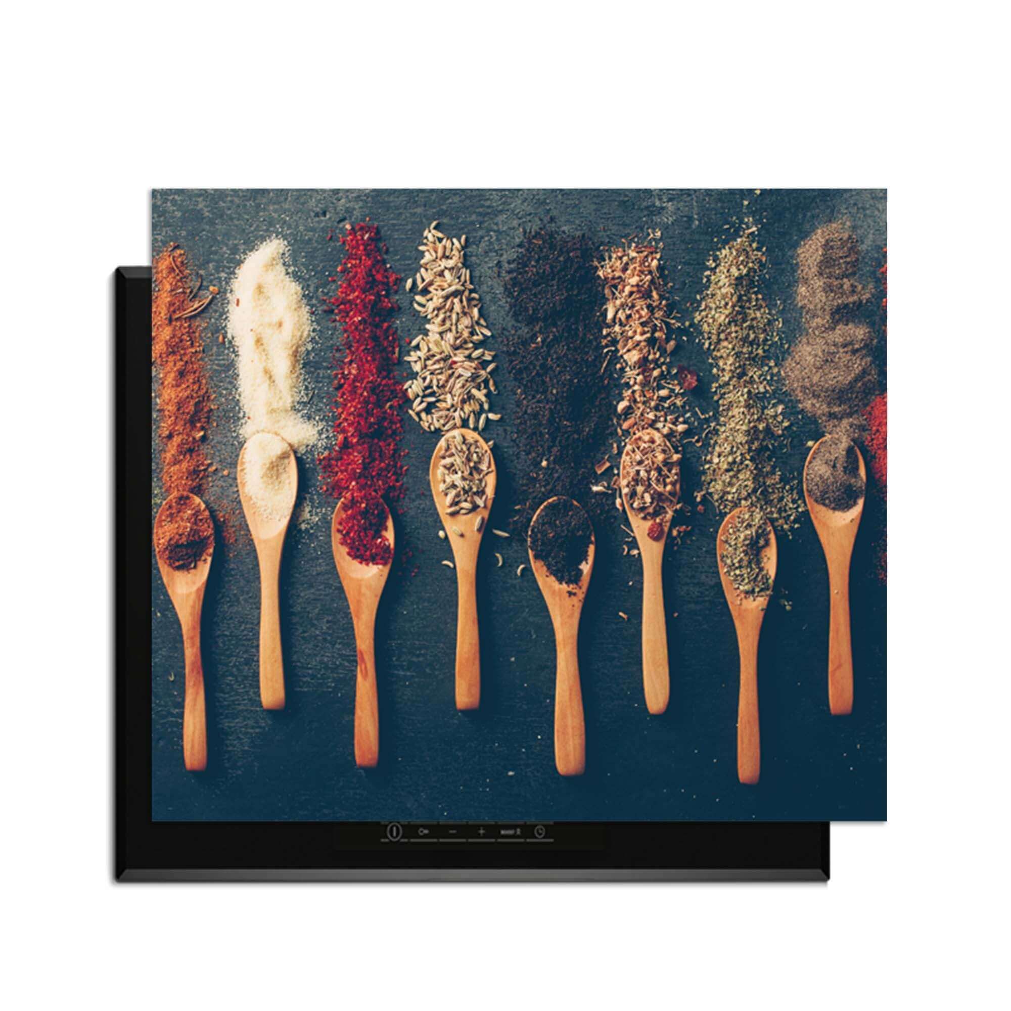 Spice Palette – Inductie Beschermer met verschillende kruiden op houten lepels.