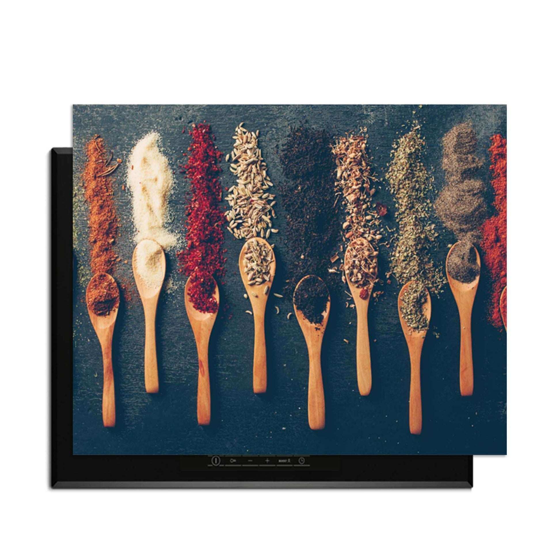 Spice Palette – Inductie Beschermer met kleurrijke specerijen op houten lepels voor een levendige keuken.