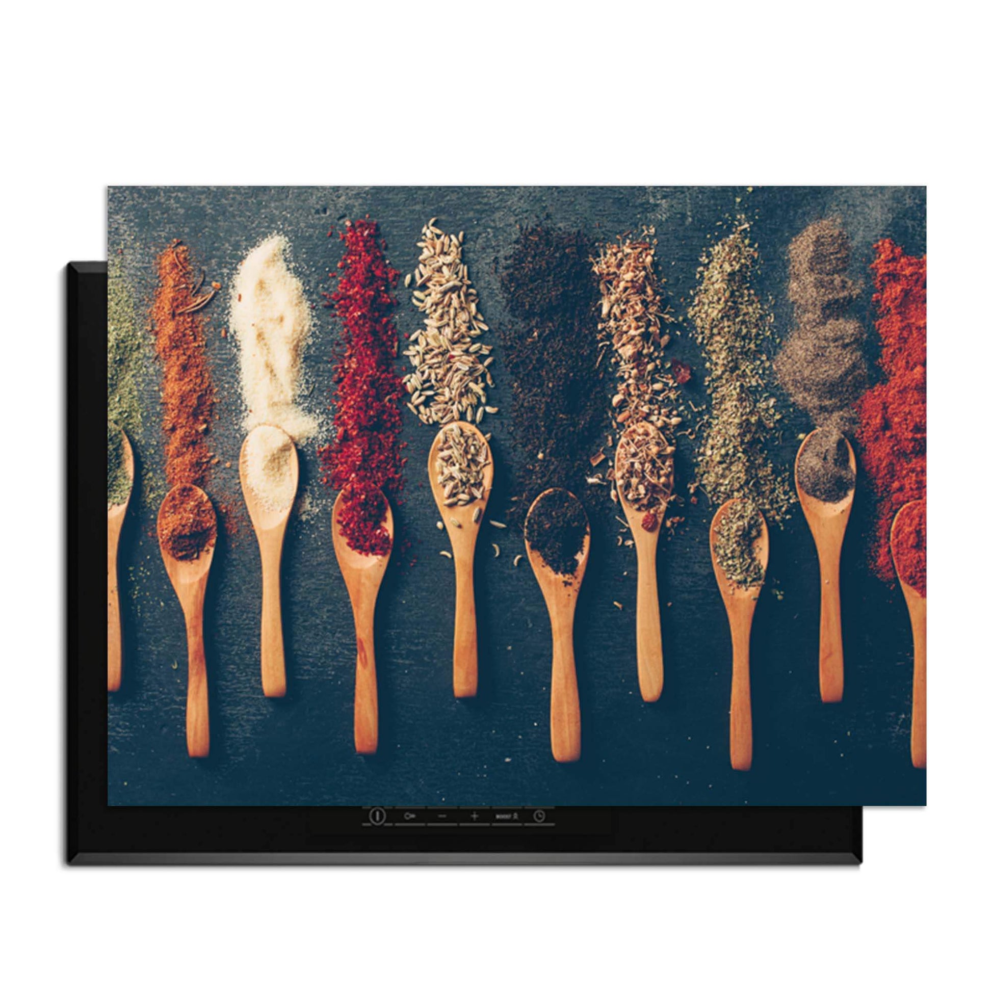 Spice Palette – Inductie Beschermer met kleurrijke specerijen op houten lepel voor een levendige keuken.
