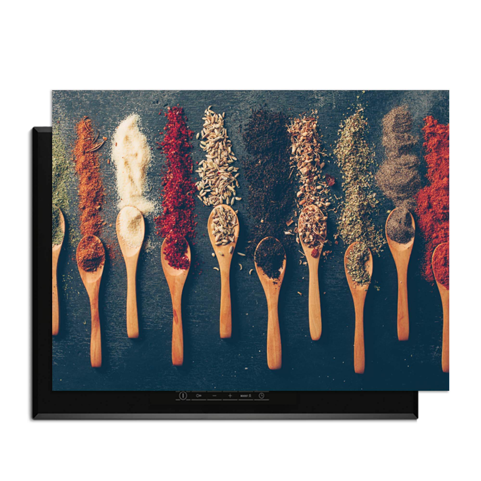 Spice Palette – Inductie Beschermer met kleurrijke specerijen op houten lepel voor een levendige keuken.
